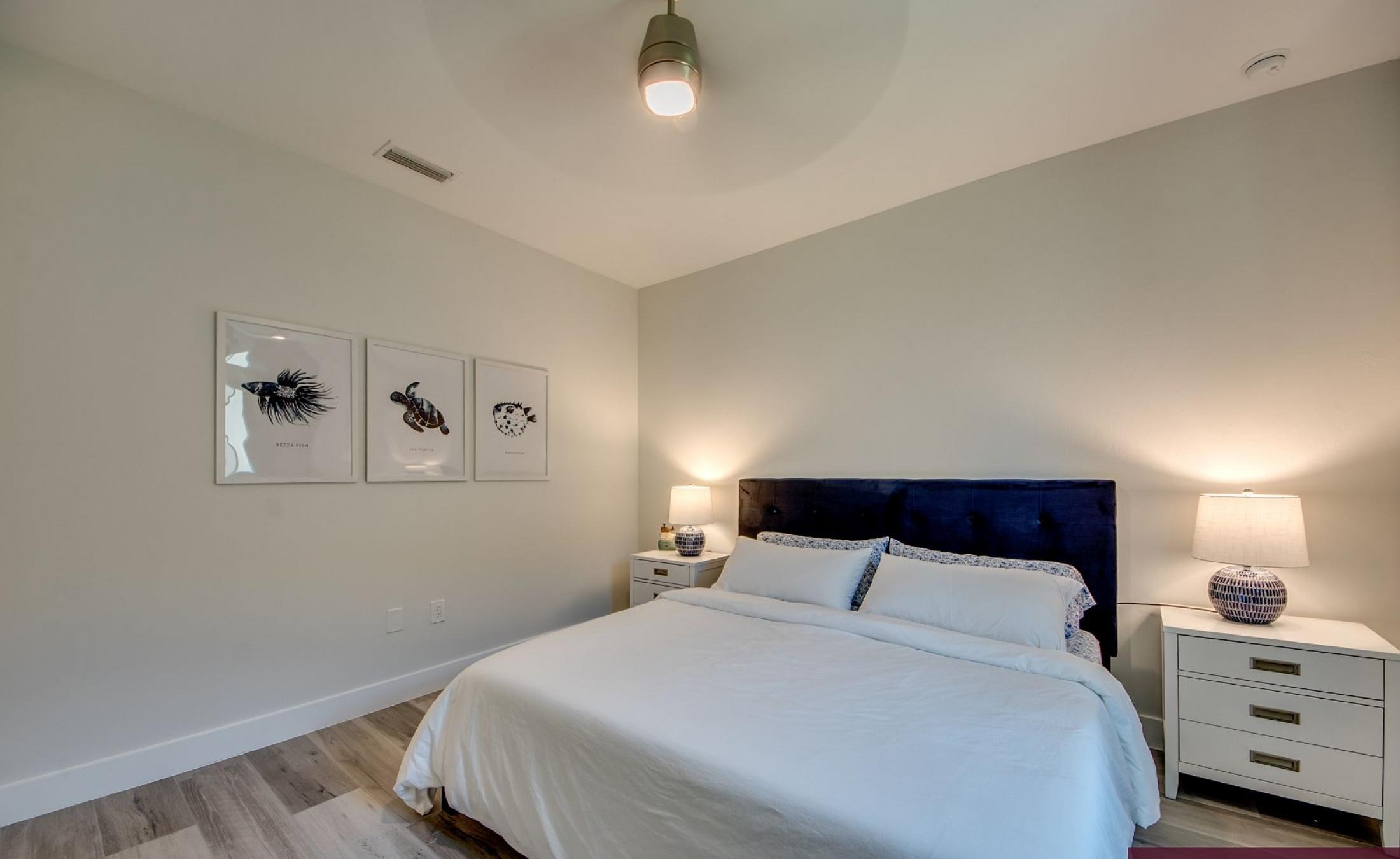 Südseitiger Poolbereich mit Blick auf den Kanal und privatem Bootsdock.