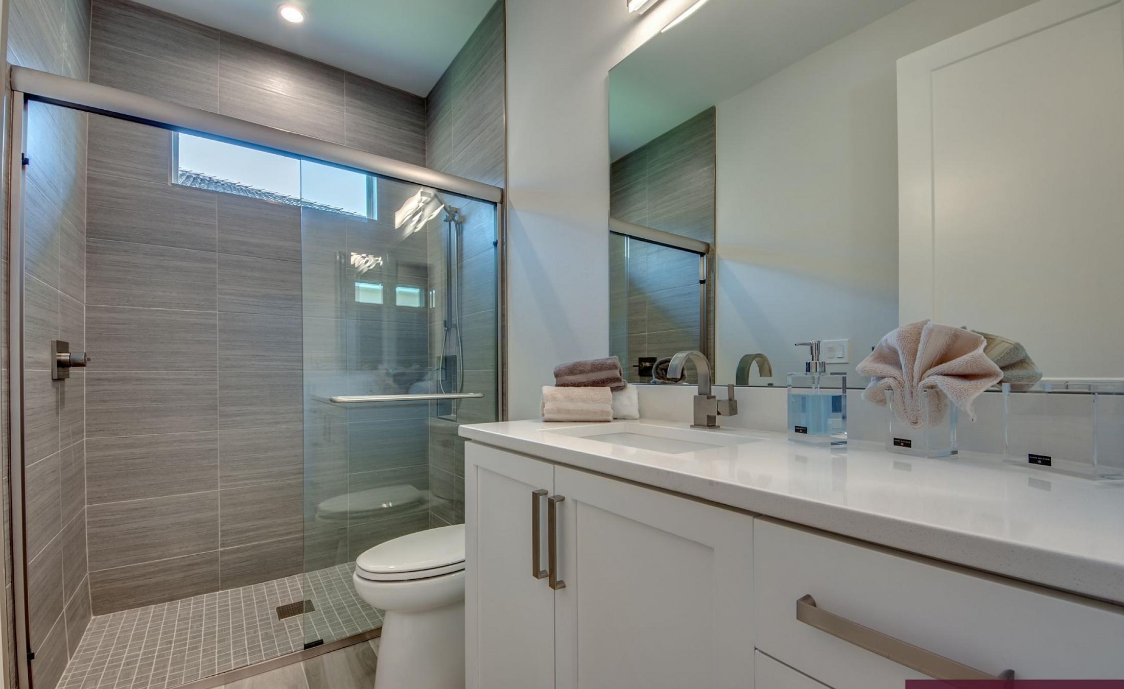 Moderne Waterfront-Villa am Kanal mit privatem Bootsdock, Pool und Spa in Südausrichtung.