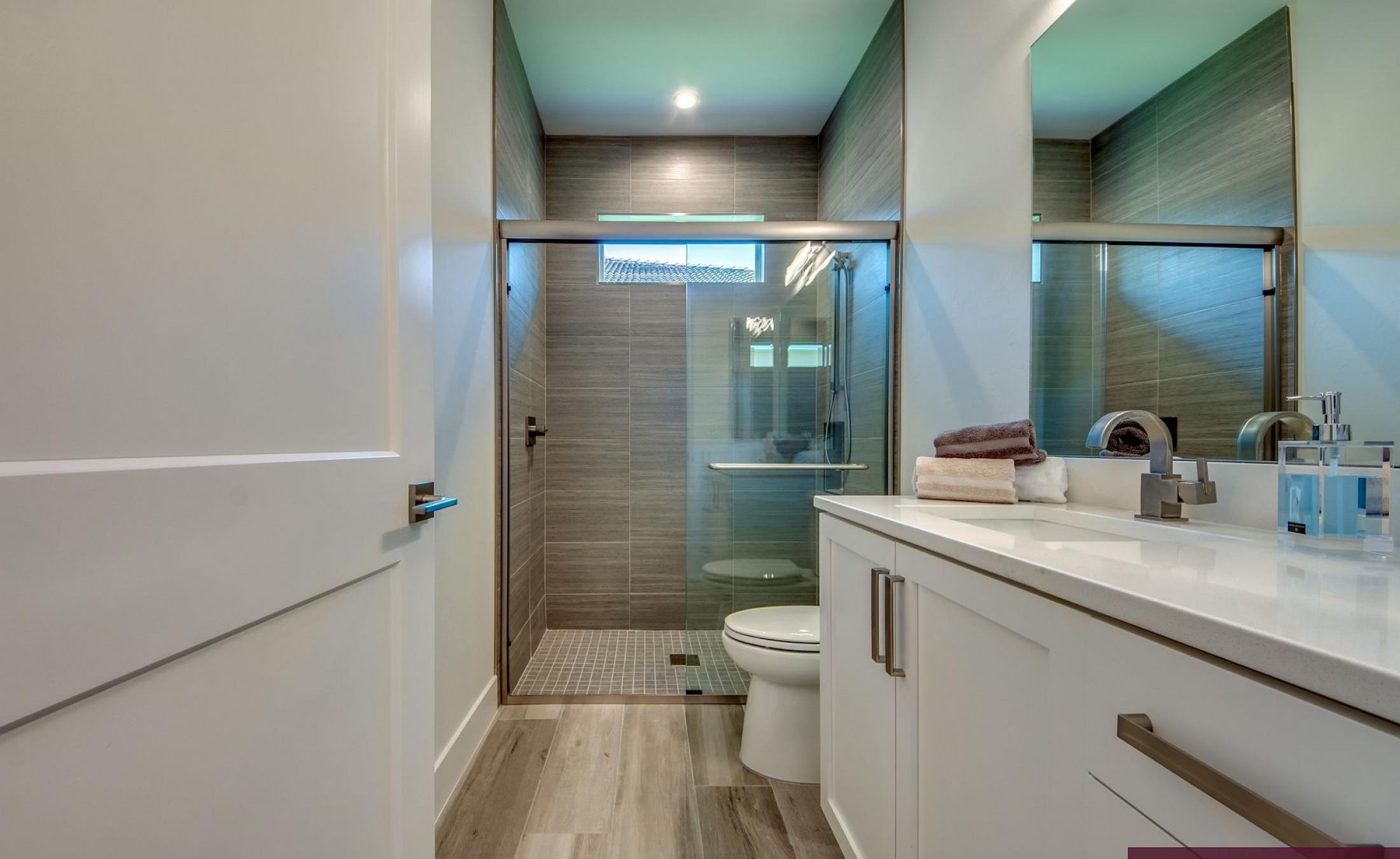 Beheizbarer Pool und Spa mit Blick auf den Kanal und privatem Bootsdock.