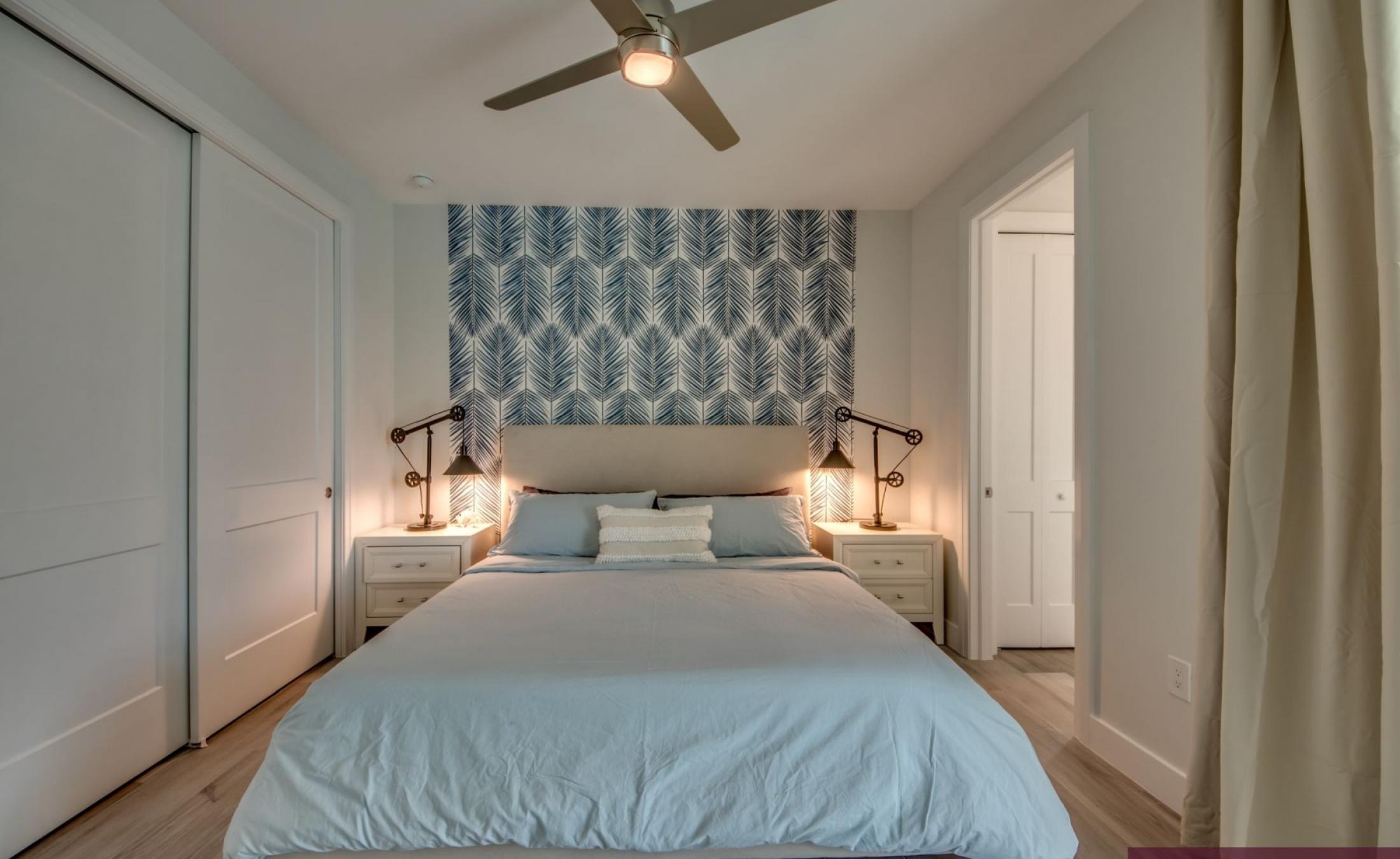 Privates Bootsdock am Kanal mit Blick aufs Wasser.