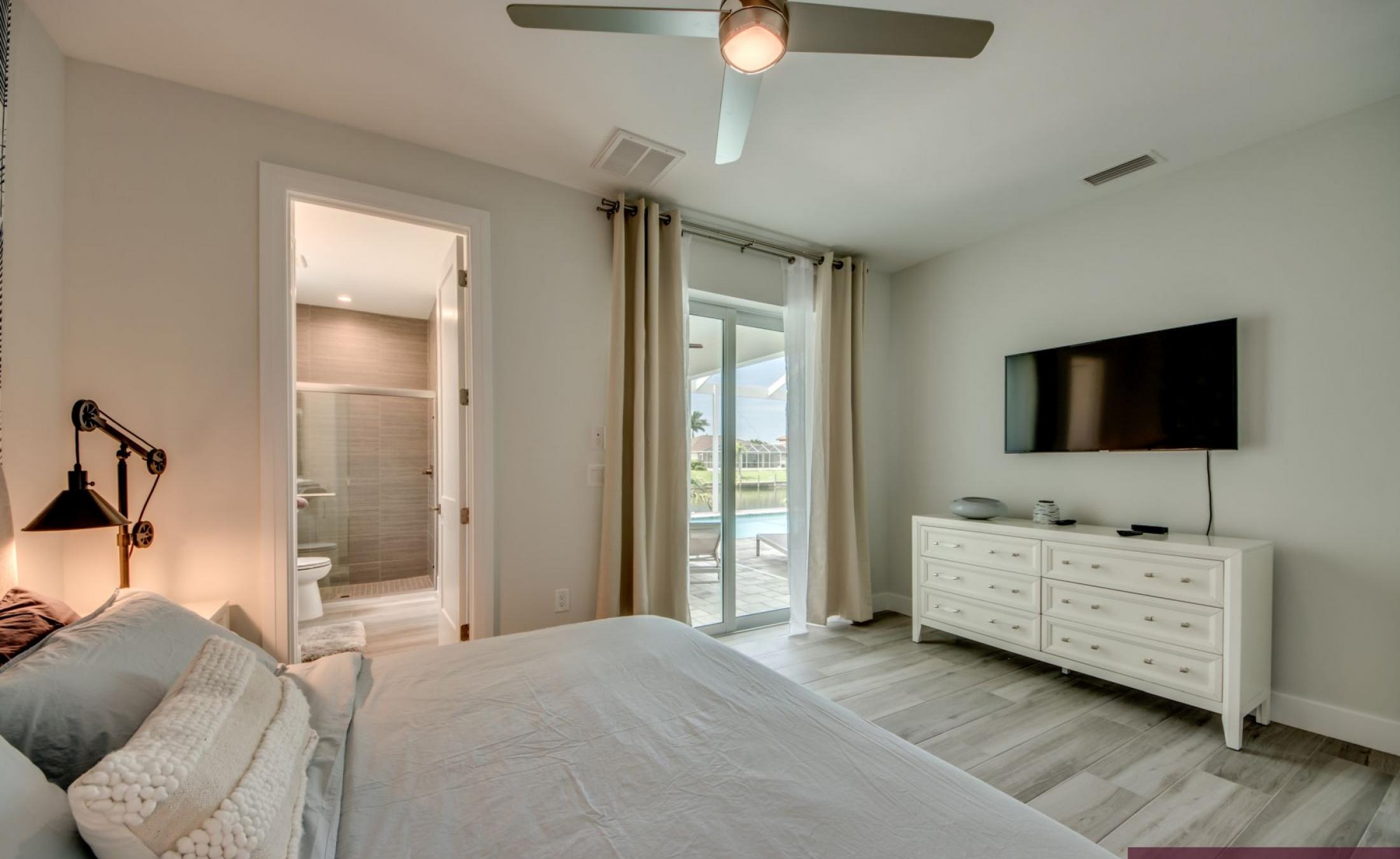 Moderne Villa am Kanal mit privatem Bootsdock, Pool und Spa.