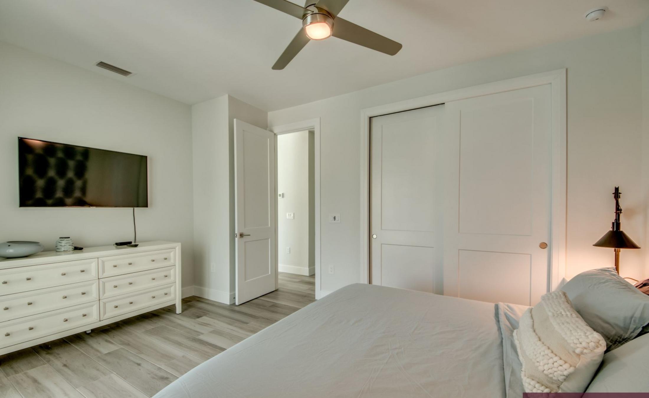 Moderne Villa am Kanal mit privatem Bootsdock, beheiztem Pool und Spa in Südausrichtung.