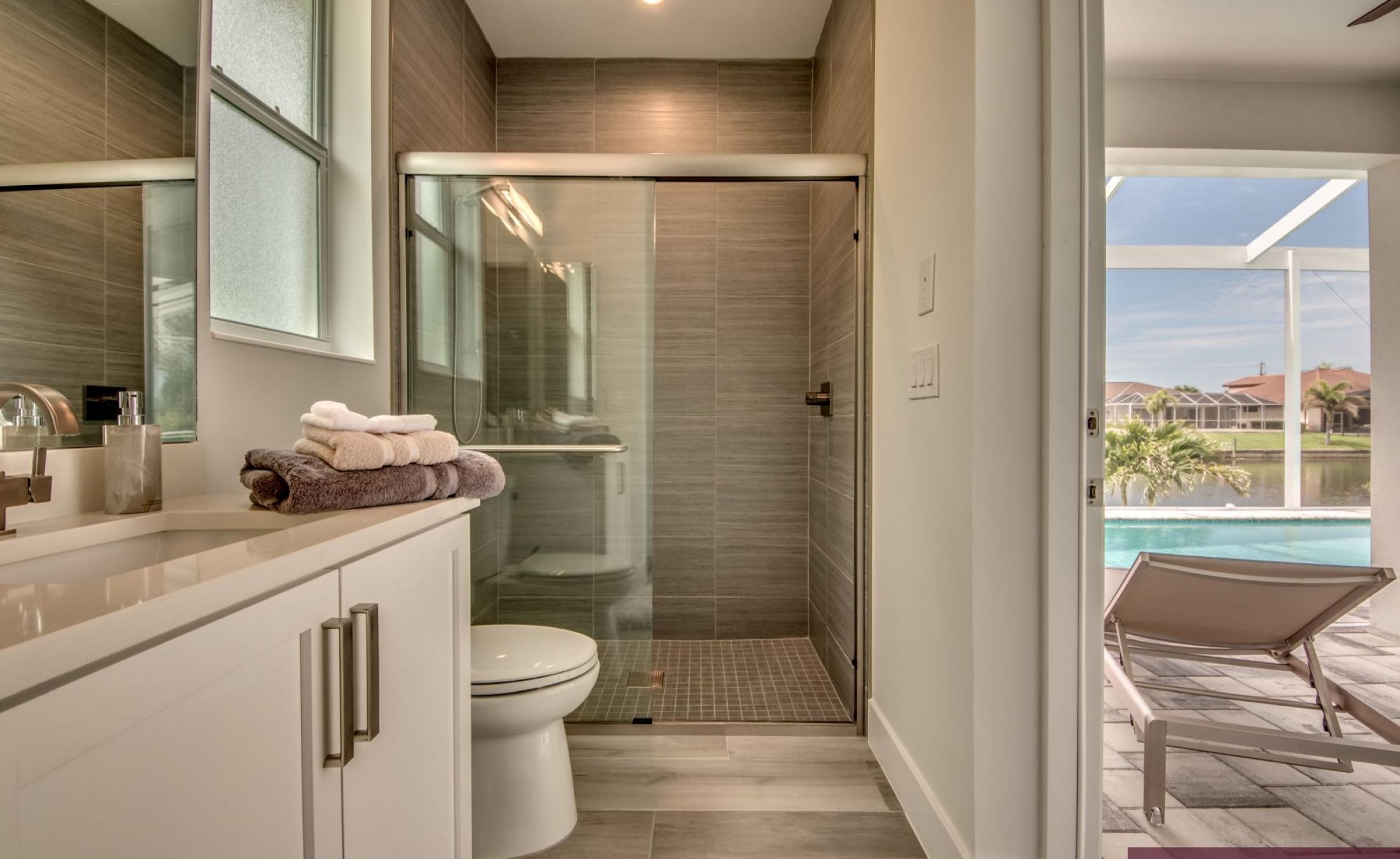 Moderner Poolbereich am Kanal mit privatem Bootsdock und Südausrichtung.