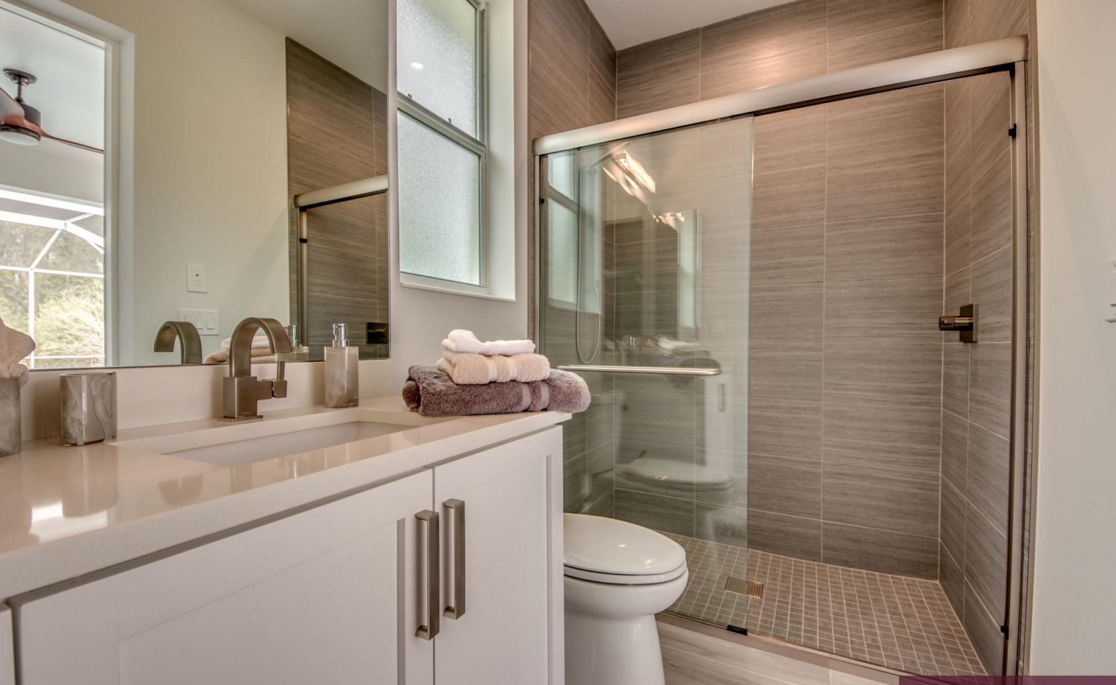 Sonnige Poolterrasse am Kanal mit privatem Bootsdock.