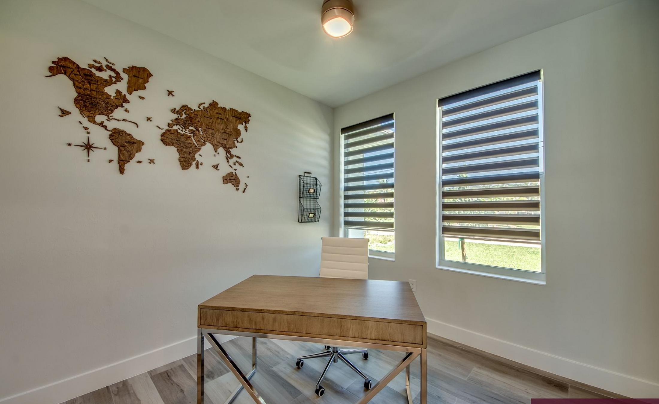 Privates Bootsdock am Kanal mit Blick aufs Wasser.