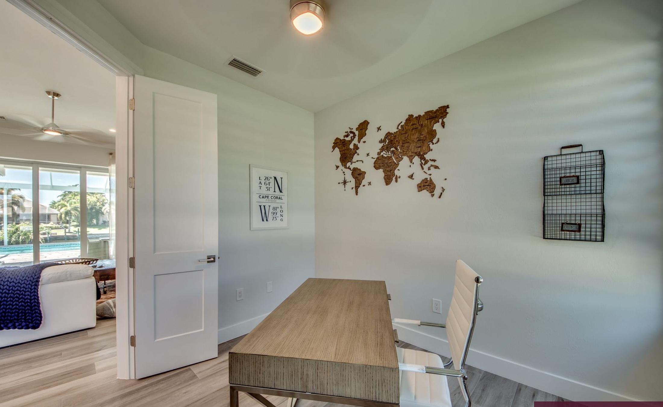 Moderne Villa am Kanal mit privatem Bootsdock, Pool und Spa in Südausrichtung.