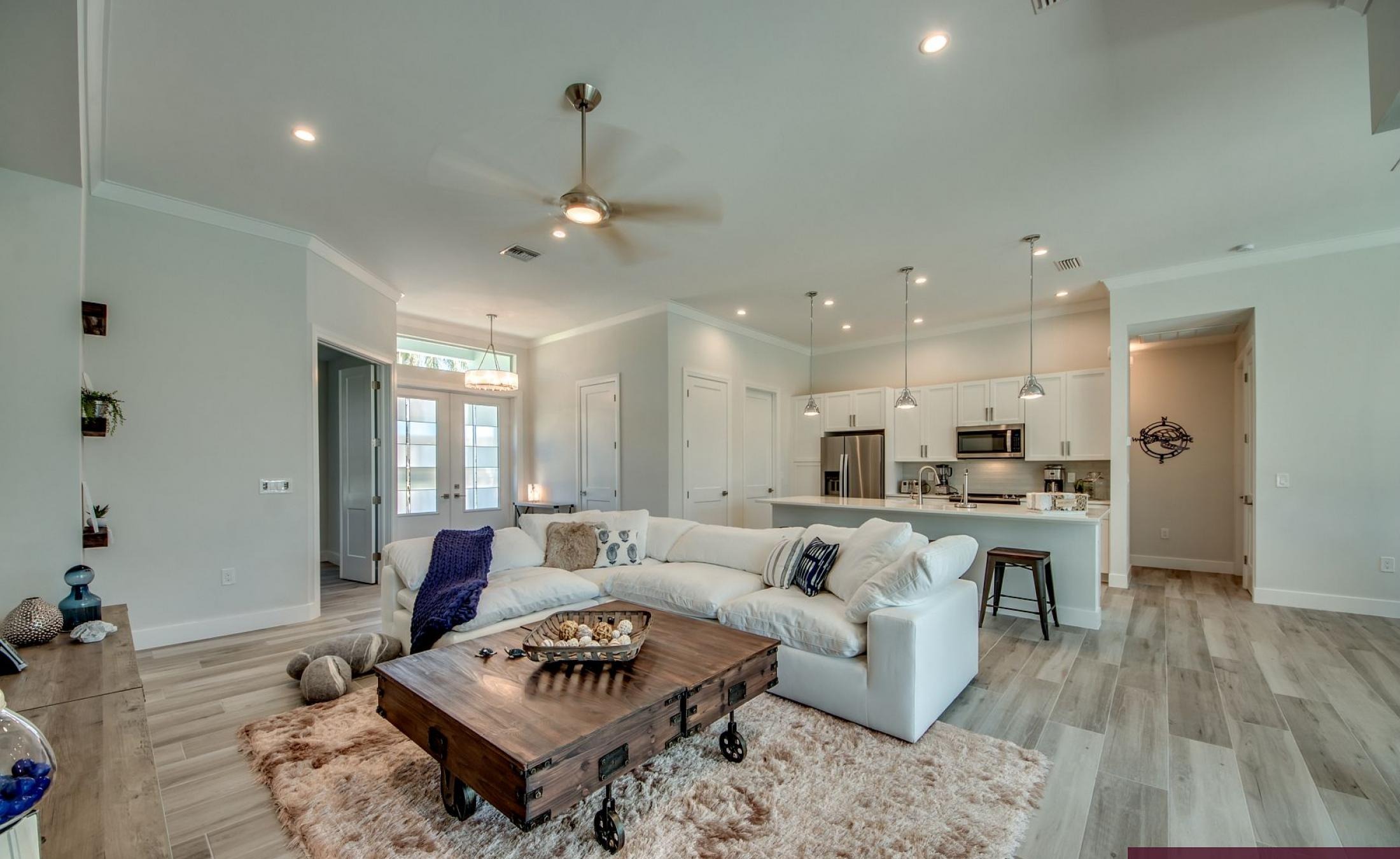 Beheizbarer Pool und Spa auf der sonnigen Terrasse am Kanal mit privatem Bootsdock.