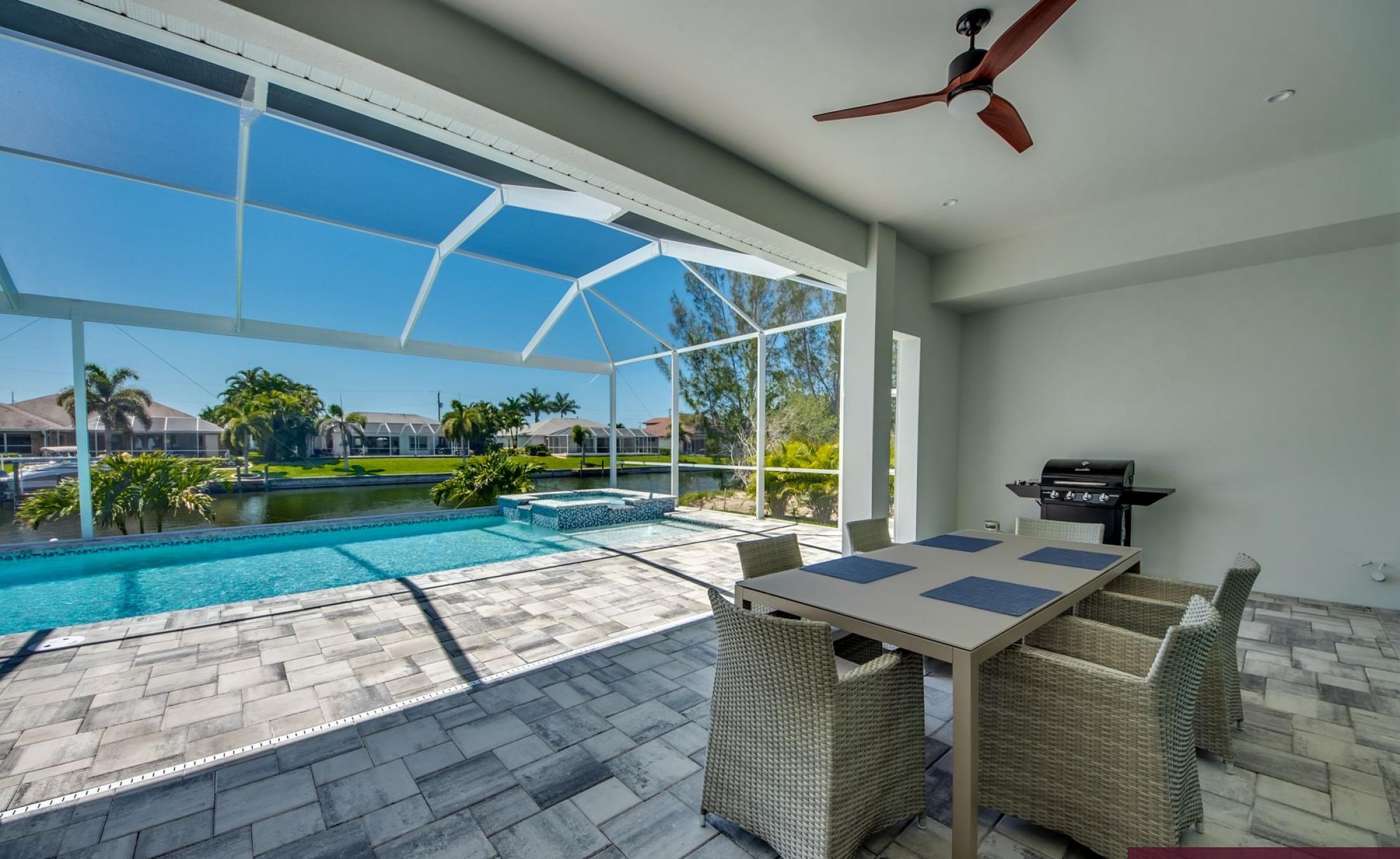 Moderner Pool- und Terrassenbereich am Kanal mit Spa und privatem Bootsdock.