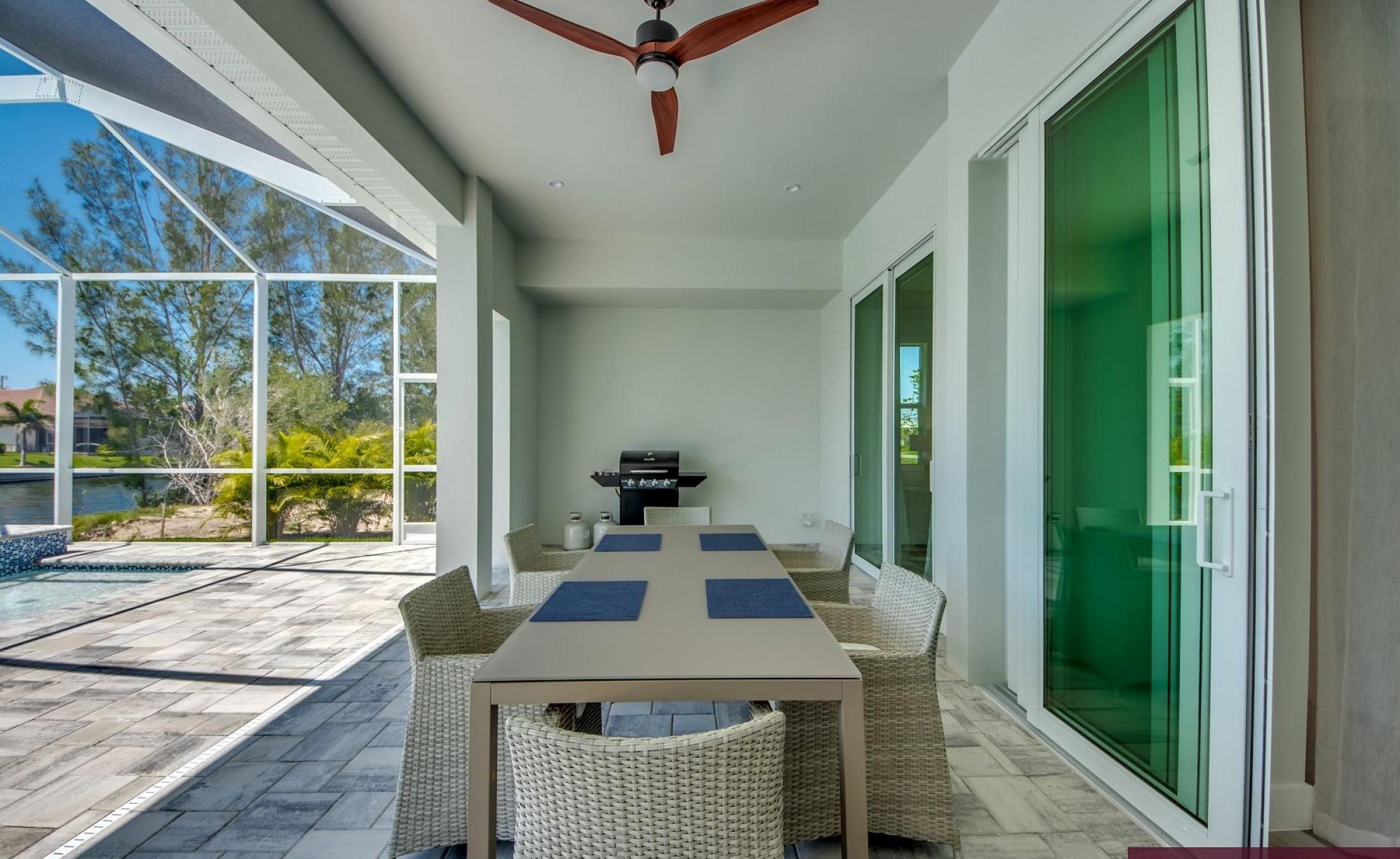 Blick auf den Kanal mit privatem Bootsdock und Poolbereich in Südausrichtung.