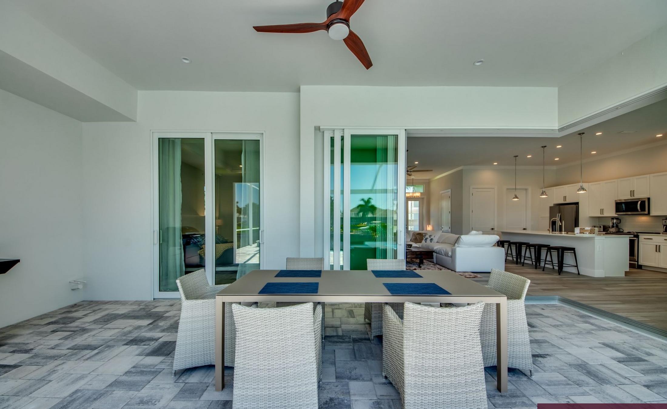 Blick auf den Kanal mit privatem Bootsdock und Poolbereich in Südausrichtung.