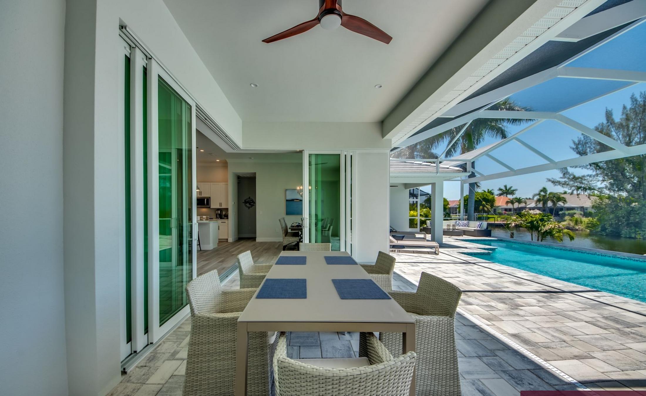 Südseitiger Pool- und Spa-Bereich am Kanal mit privatem Bootsdock.