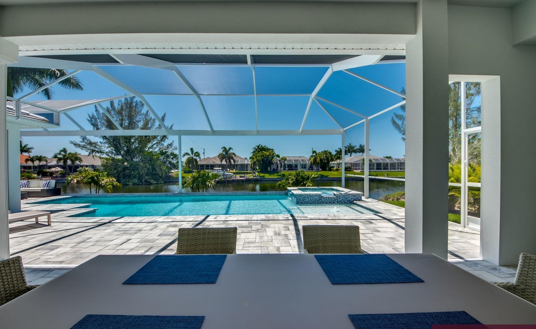 Privates Bootsdock am Kanal mit Blick aufs Wasser.