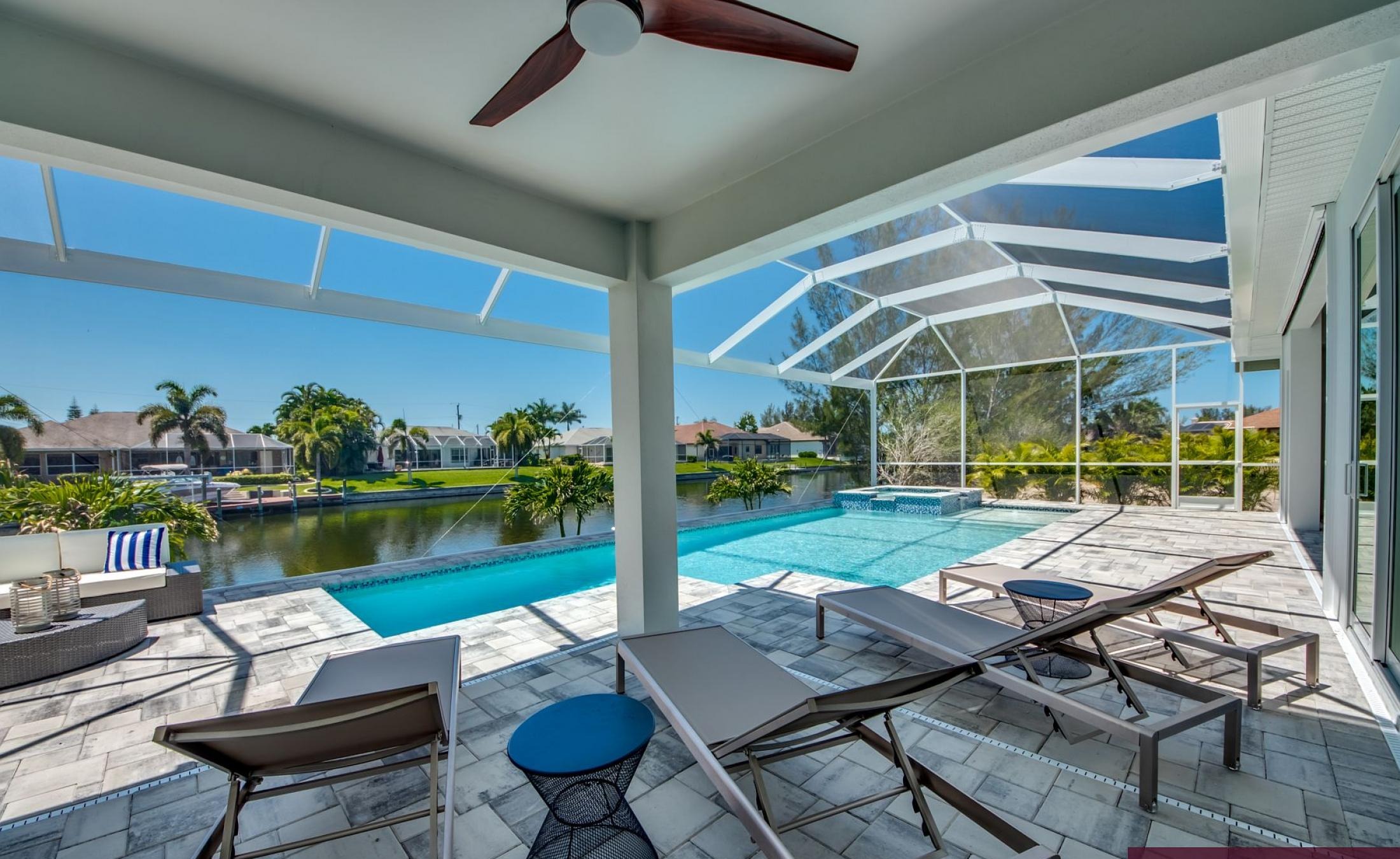 Blick auf den Kanal mit privatem Bootsdock und Poolbereich in Südausrichtung.