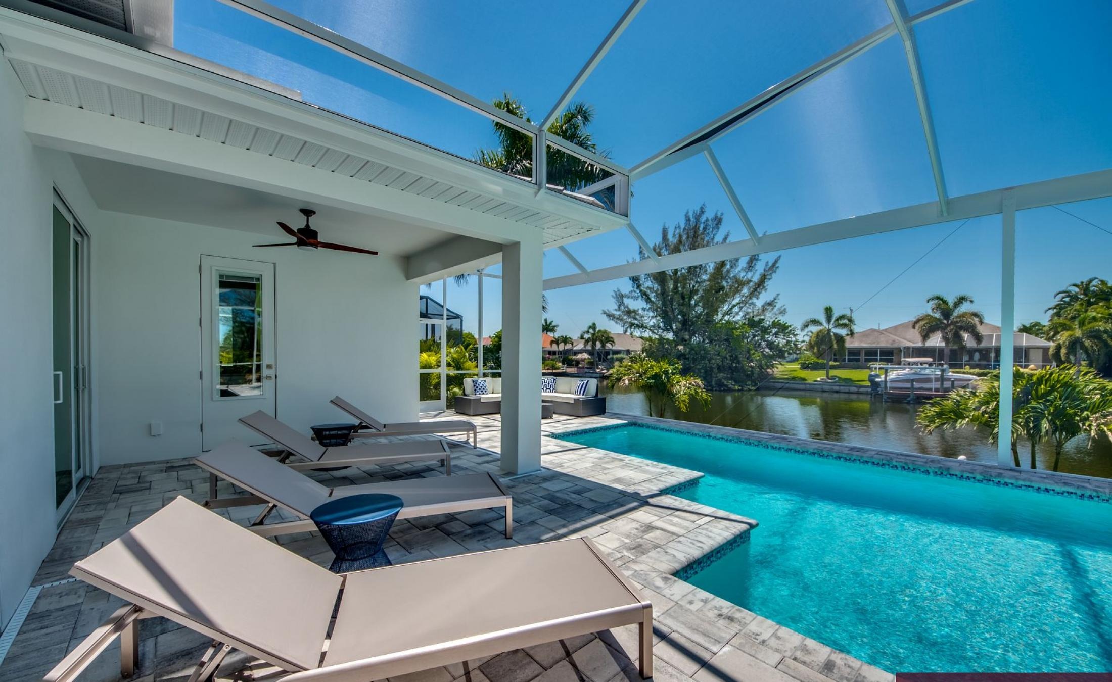 Privates Bootsdock am Kanal mit Blick aufs Wasser.