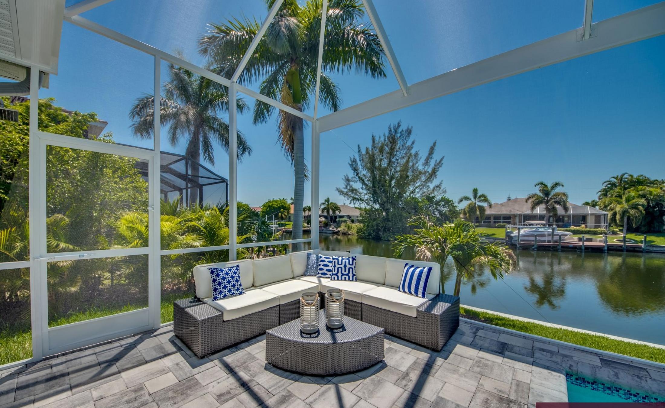 Südseitiger Poolbereich am Kanal mit privatem Bootsdock und Blick aufs Wasser.