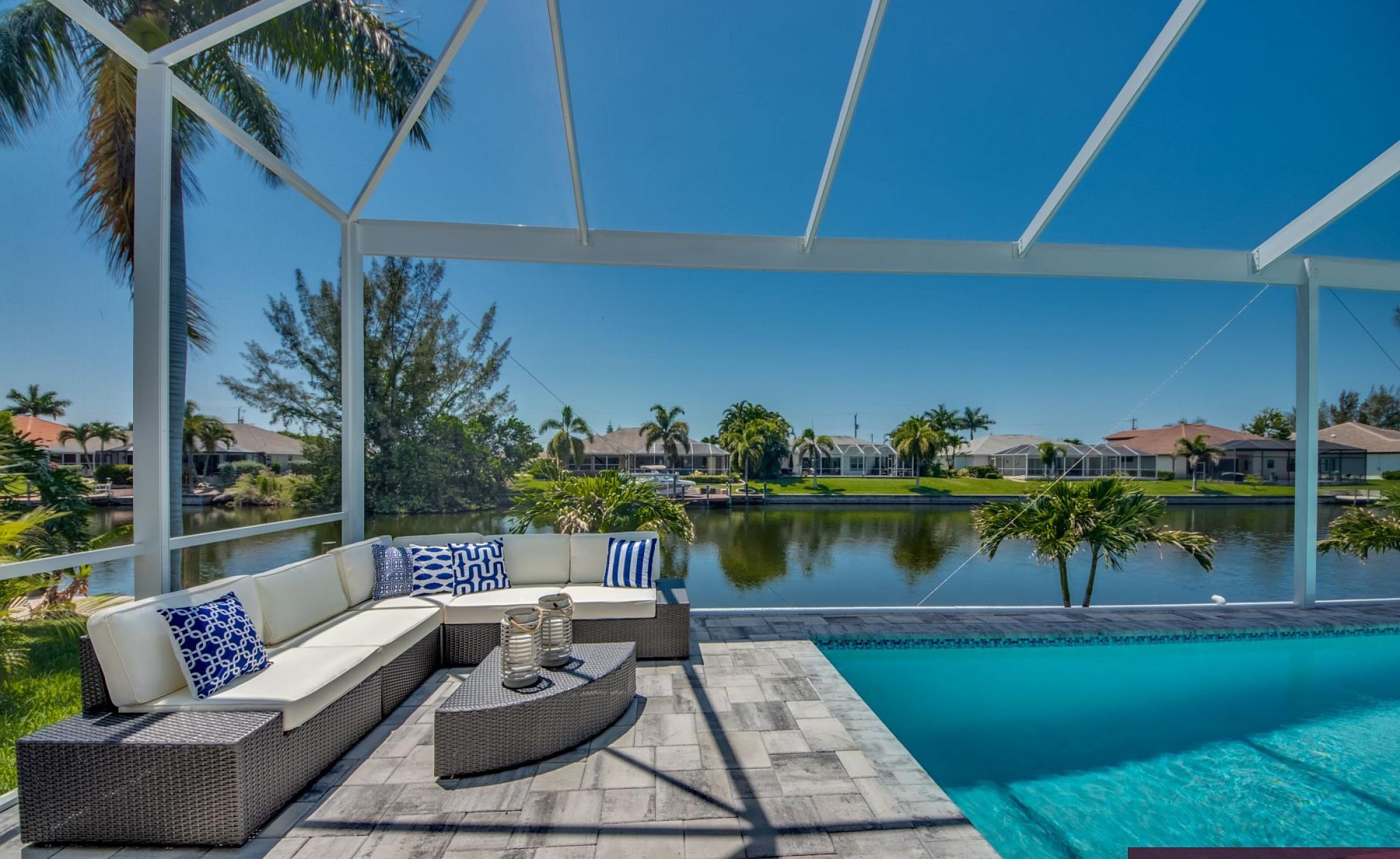 Beheizbarer Pool und Spa am Kanal mit privatem Bootsdock.