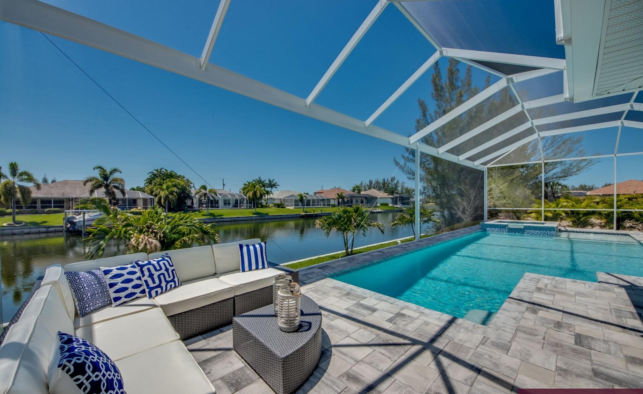 Beheizbarer Pool und Spa mit Blick auf den Kanal und privatem Bootsdock.