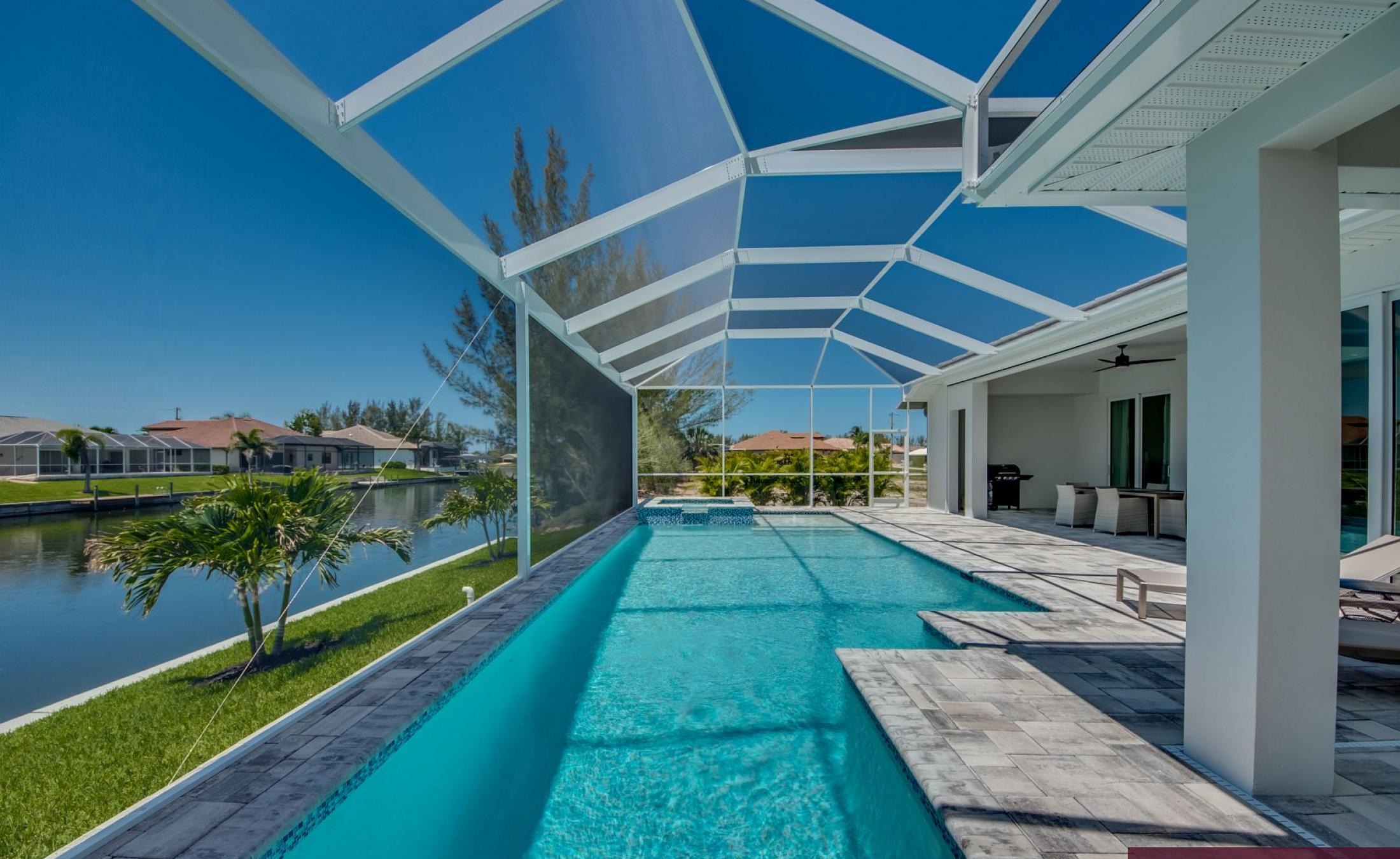 Südseitiger Pool- und Kanalblick mit privatem Bootsdock in Cape Coral.