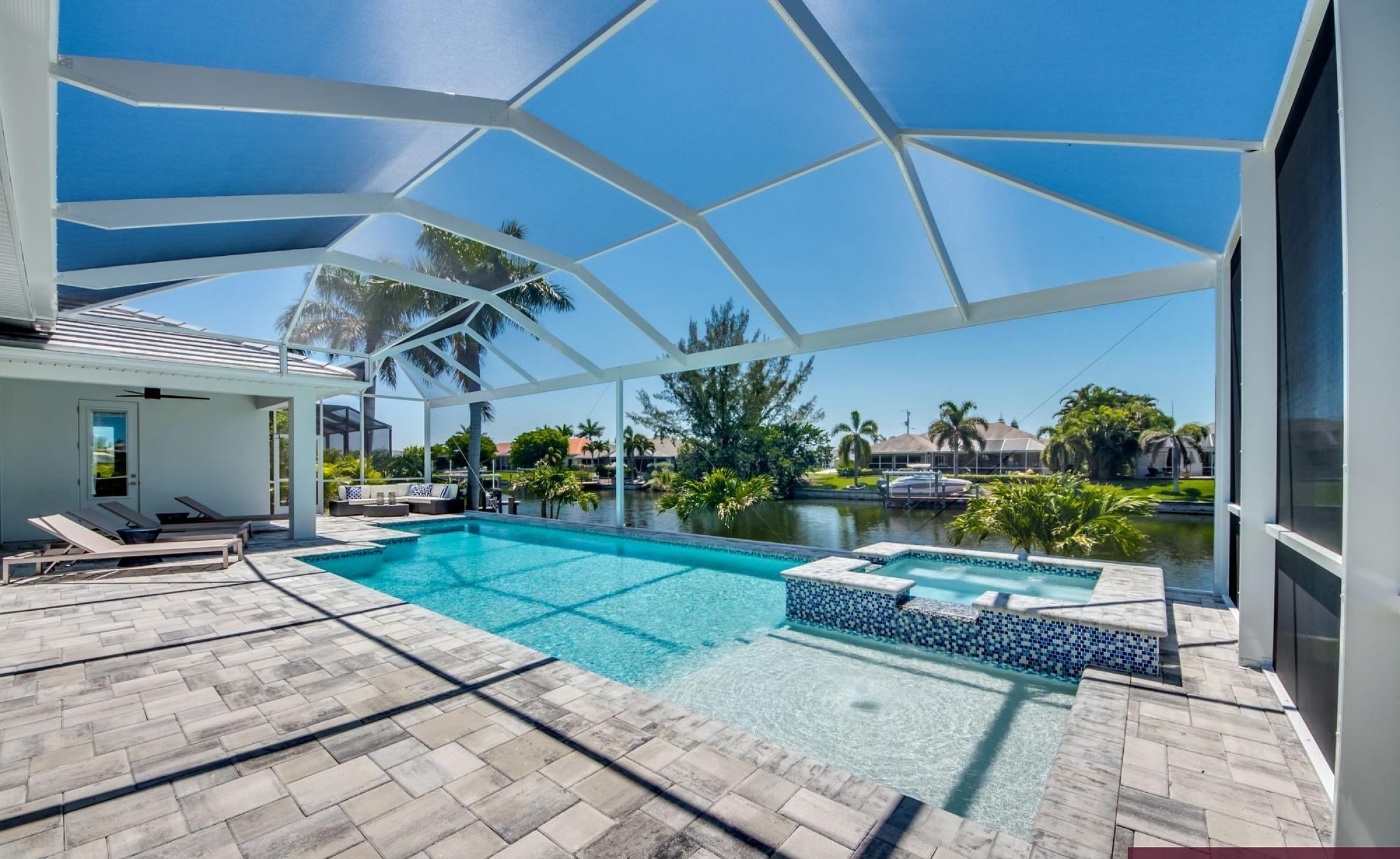 Privates Bootsdock am Kanal mit Blick aufs Wasser.