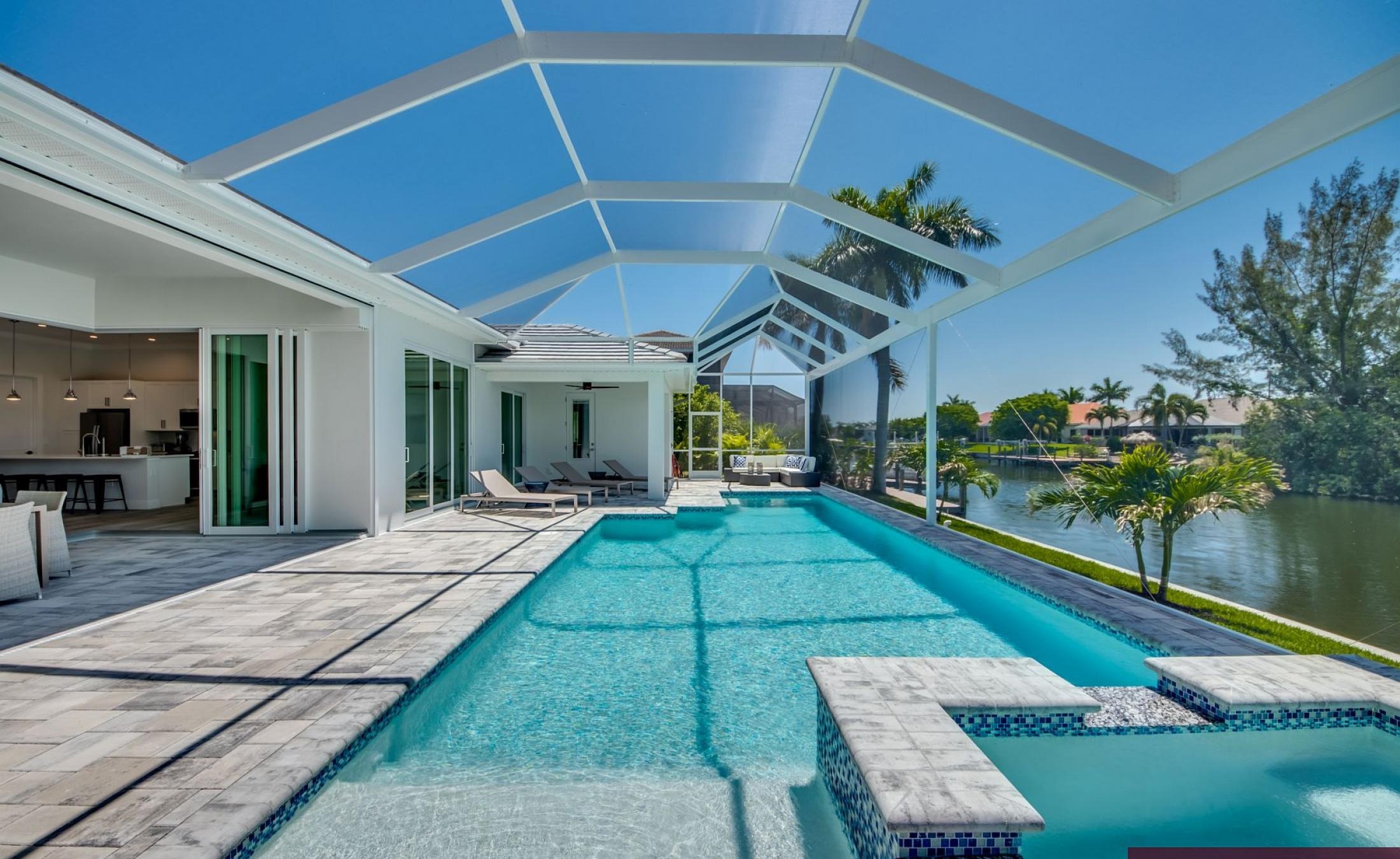 Beheizbarer Pool mit Spa-Bereich und Blick auf den Kanal.