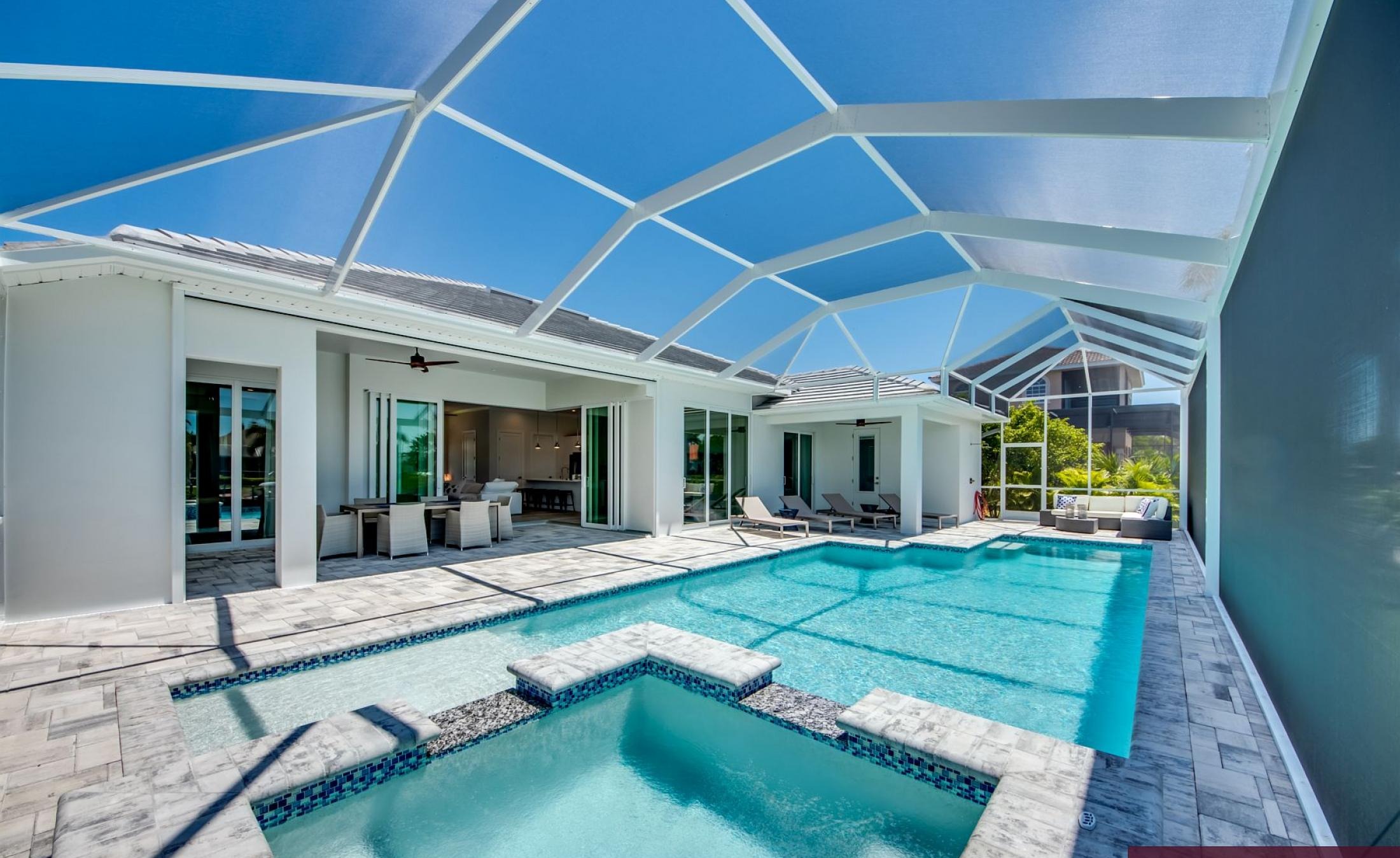 Sonniger Pool- und Spa-Bereich am Kanal mit privatem Bootsdock.