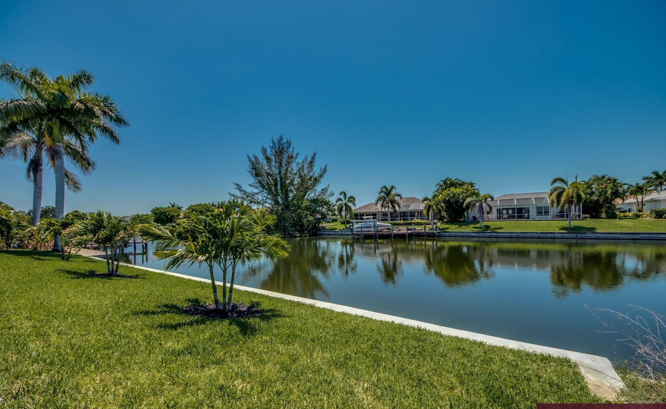 Beheizbarer Pool und Spa mit Blick auf den Kanal und privatem Bootsdock.
