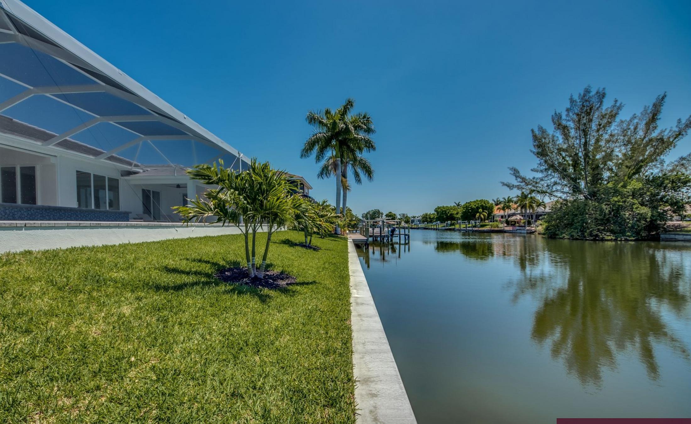 Privates Bootsdock am Kanal mit Blick aufs Wasser.