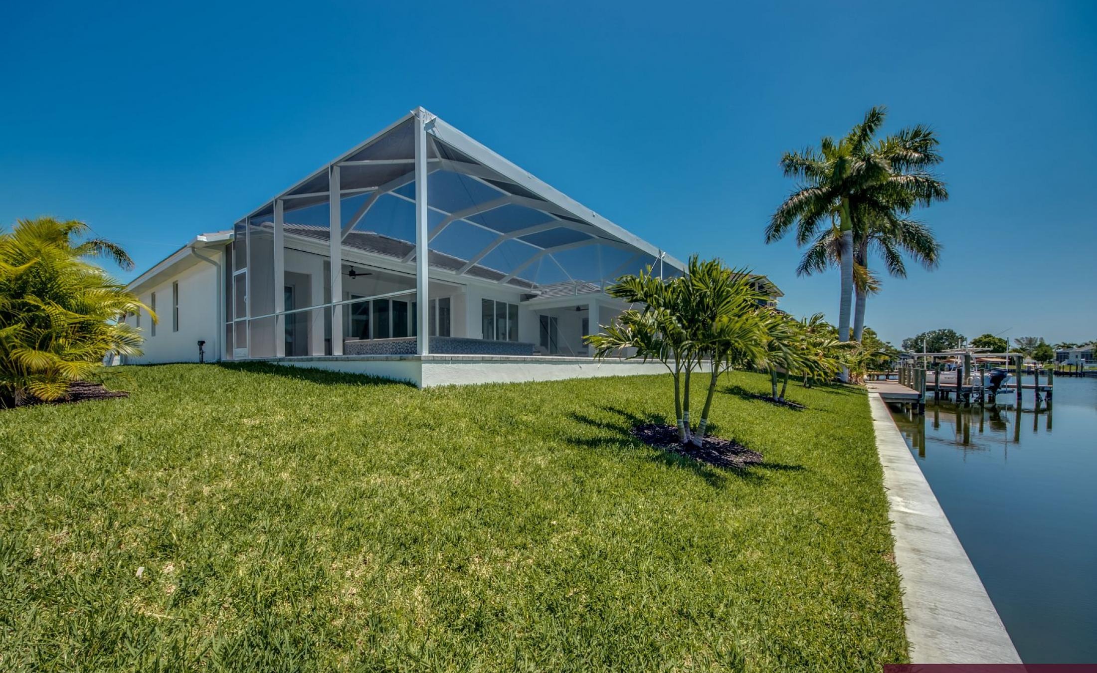 Privates Bootsdock am Kanal mit Blick aufs Wasser.