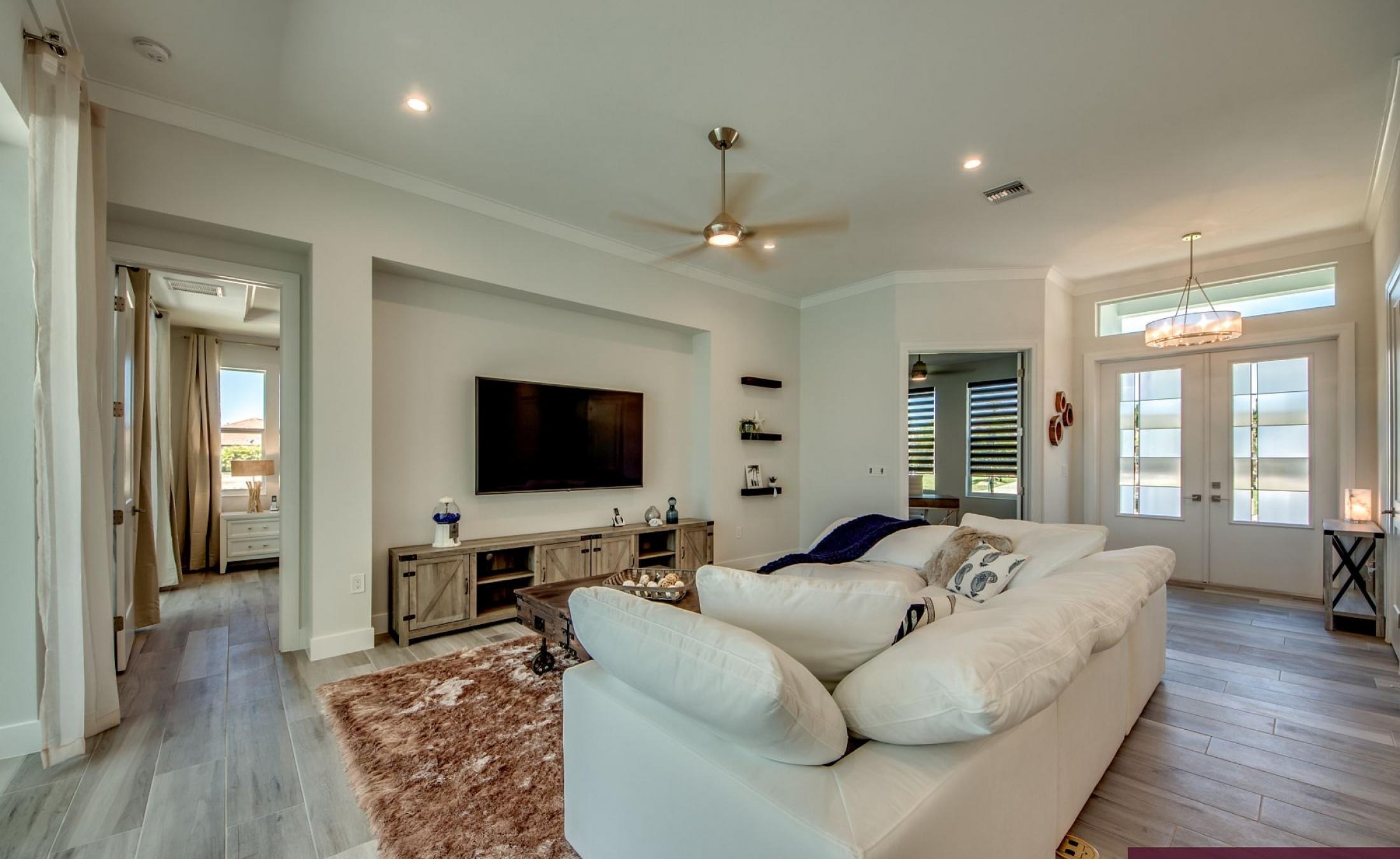 Privates Bootsdock am Kanal mit Blick aufs Wasser.