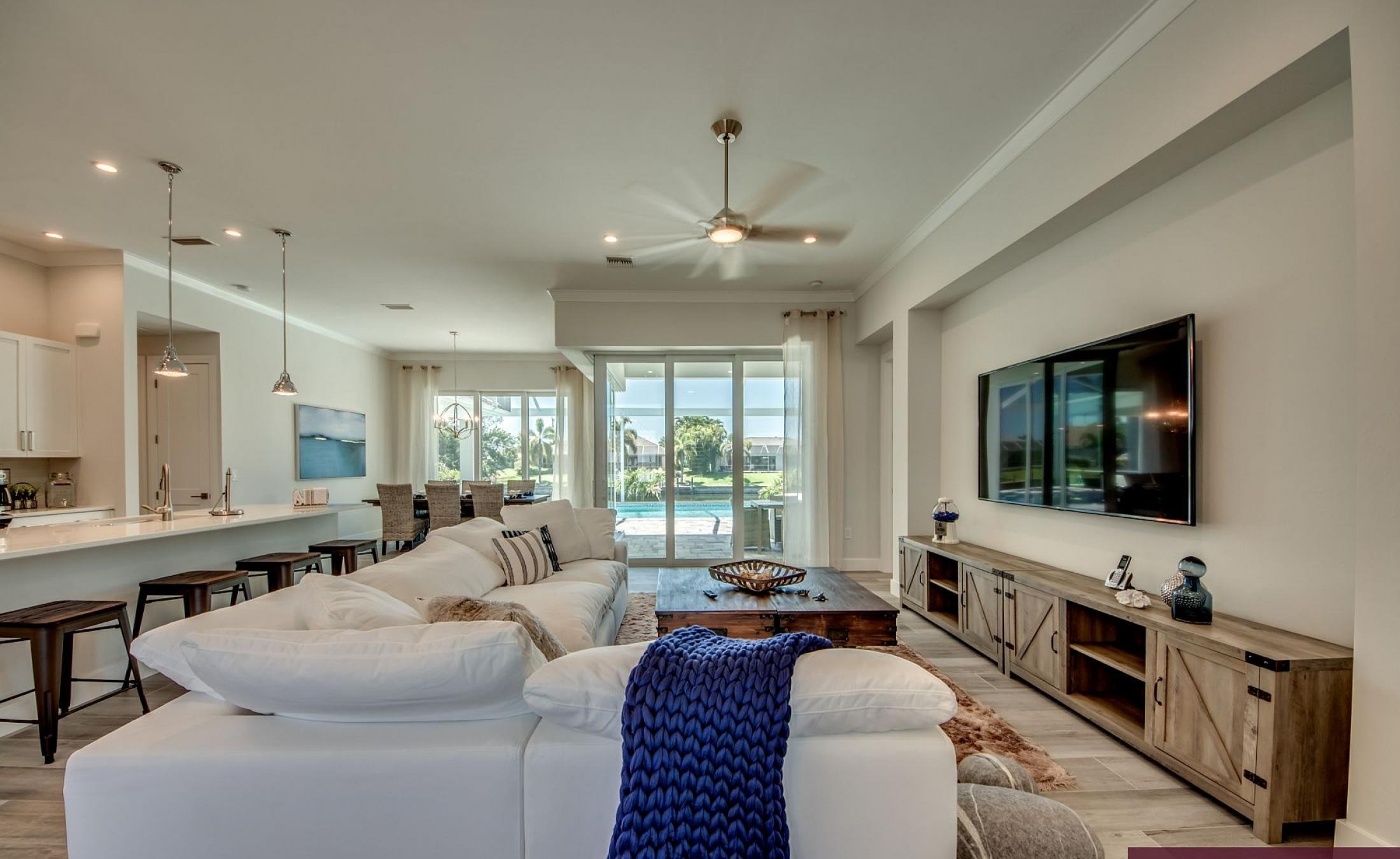 Außenbereich am Kanal mit privatem Bootsdock und Pool in Südausrichtung.