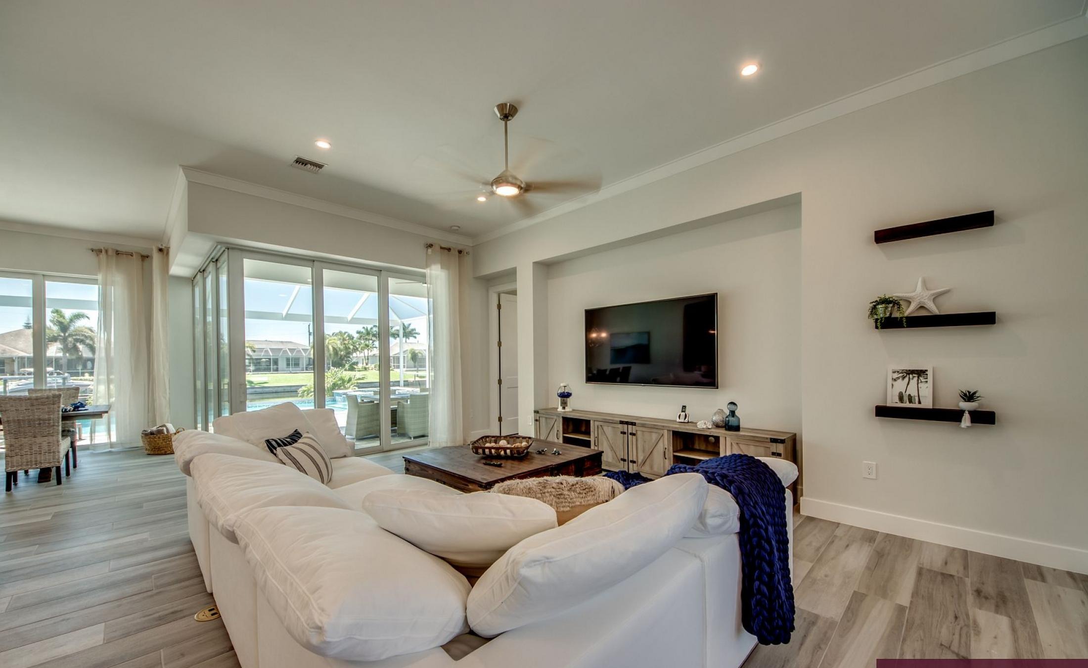 Beheizbarer Pool und Spa auf der Terrasse mit Blick auf den Kanal und privatem Bootsdock.