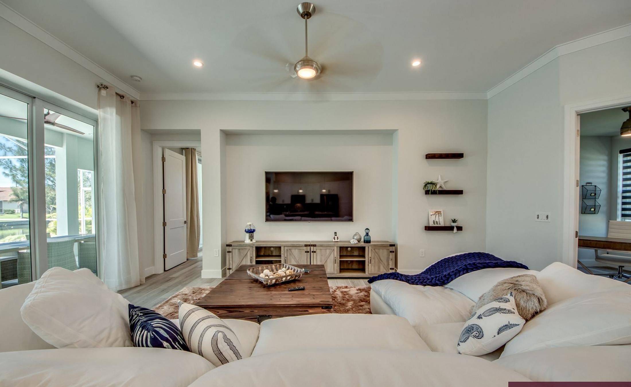 Privates Bootsdock am Kanal mit Blick aufs Wasser.