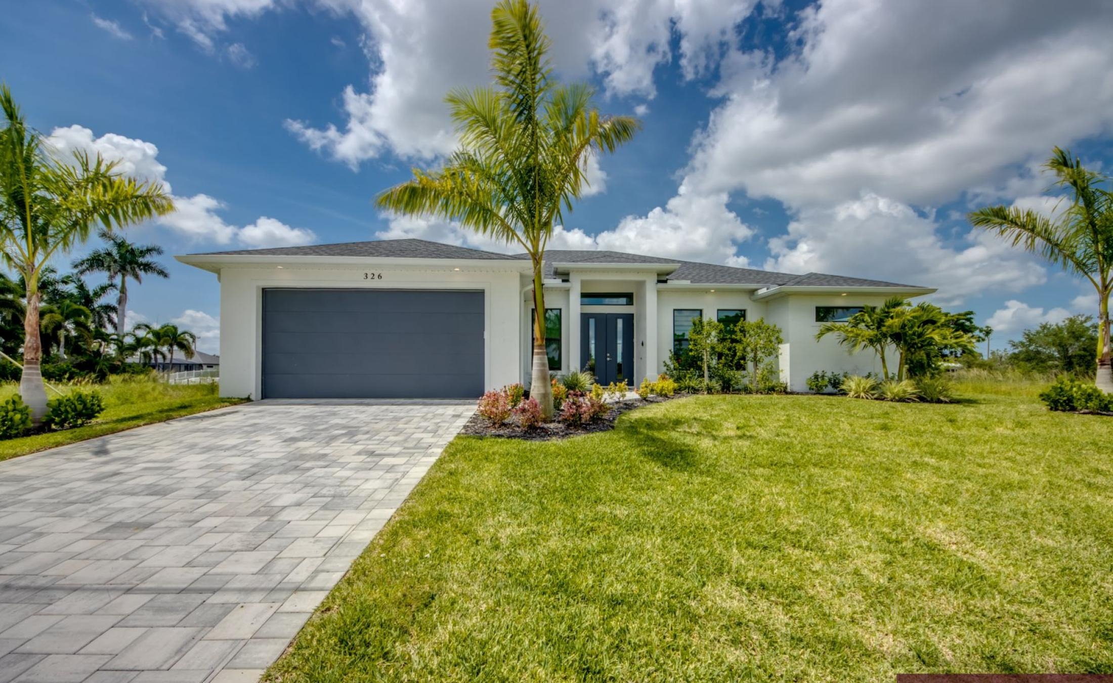 Beheizter Pool und Whirlpool auf der Lanai mit Blick auf den Frischwasserkanal.
