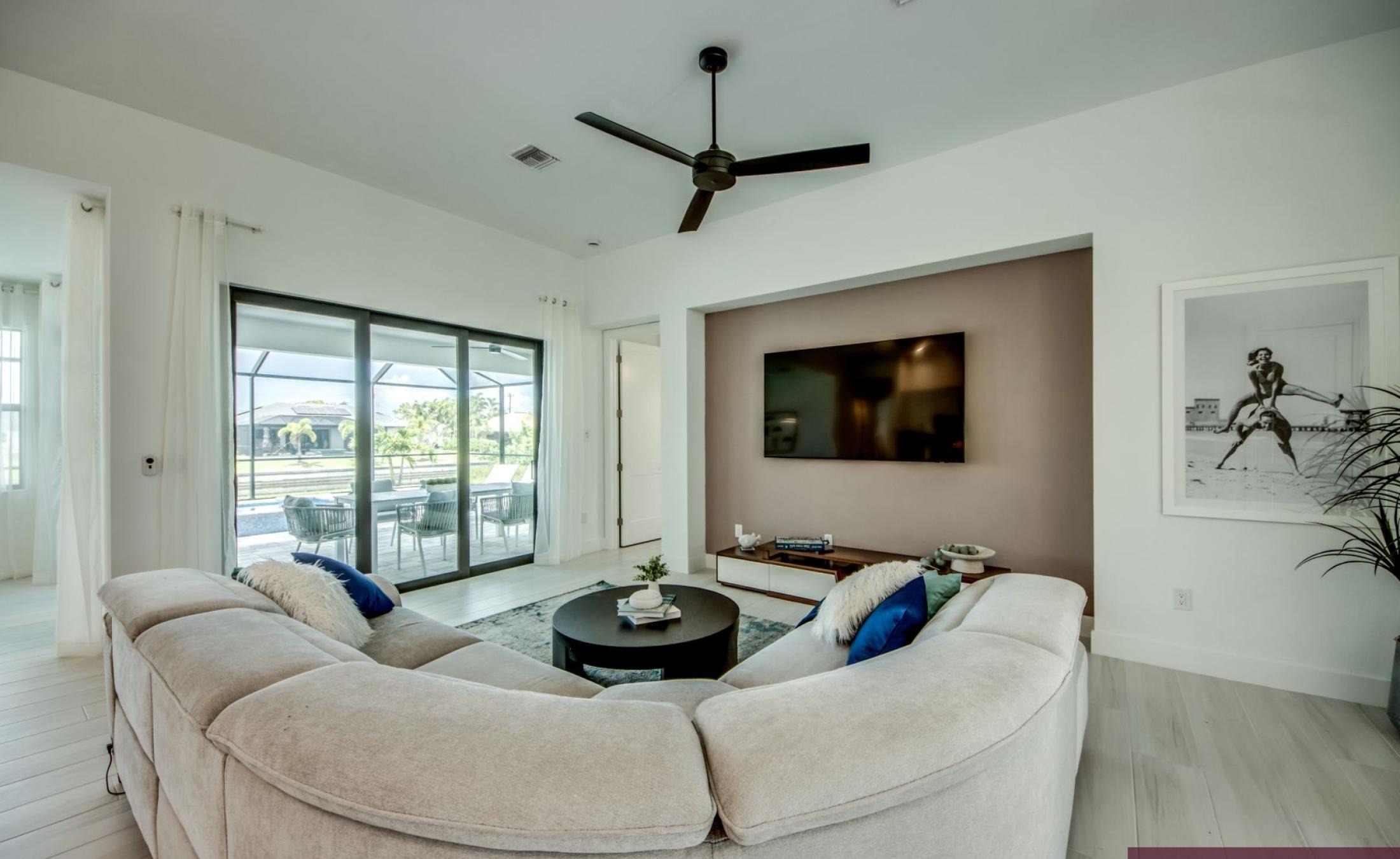 Südseitige Poolterrasse mit Blick auf den Frischwasserkanal.