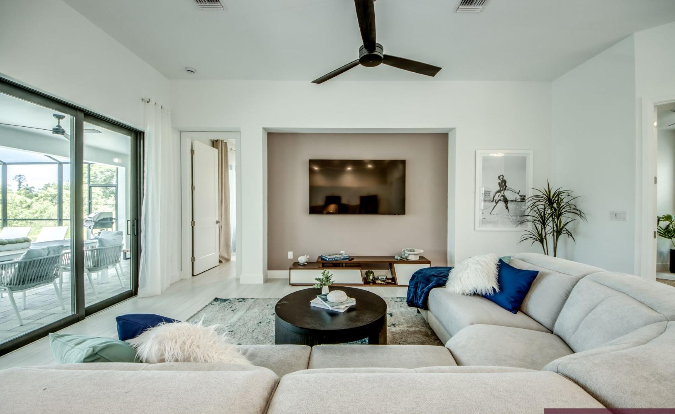 Südseitige Poolterrasse mit Blick auf den Frischwasserkanal.