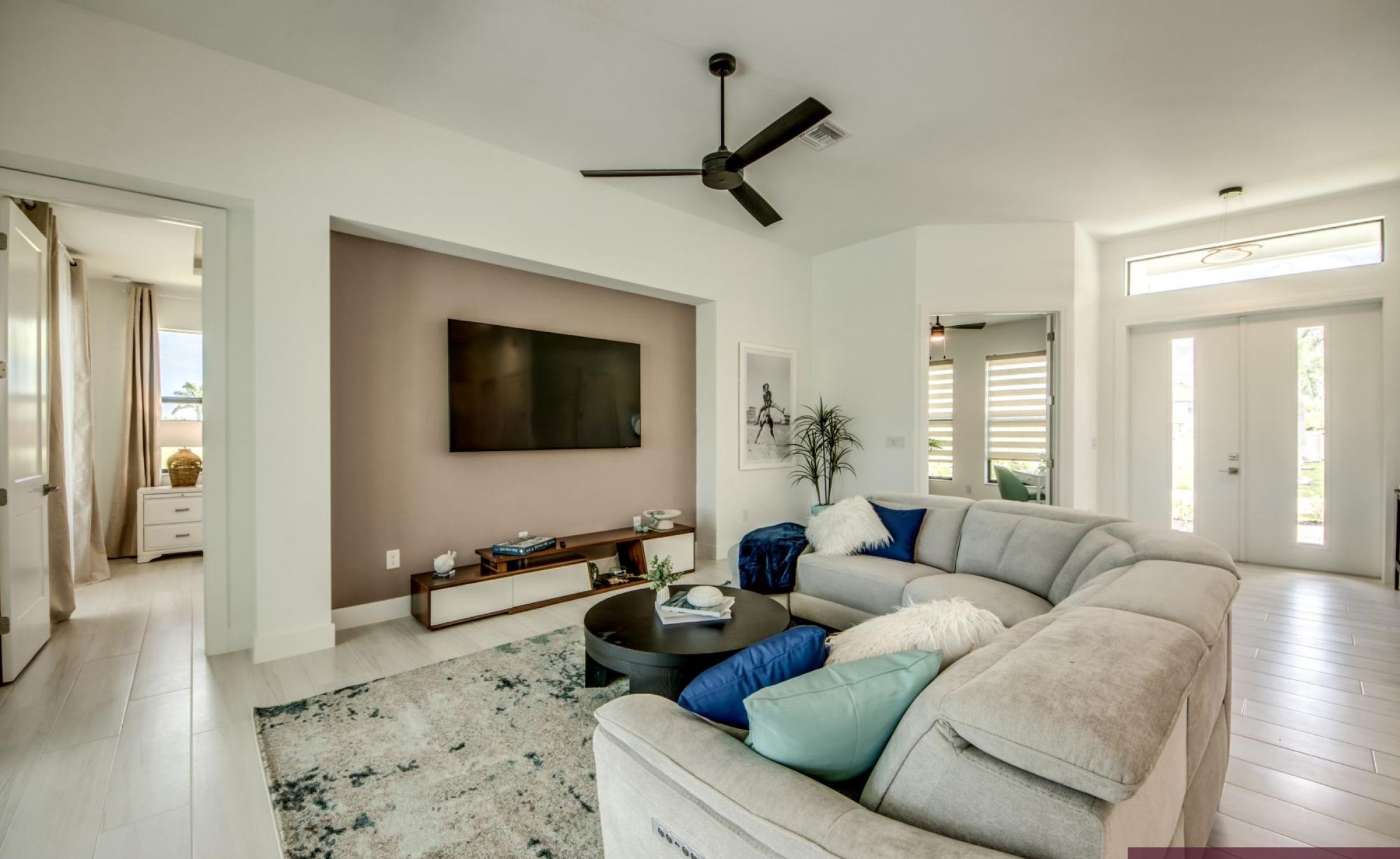 Sonnige Poolterrasse mit Blick auf den Frischwasserkanal.