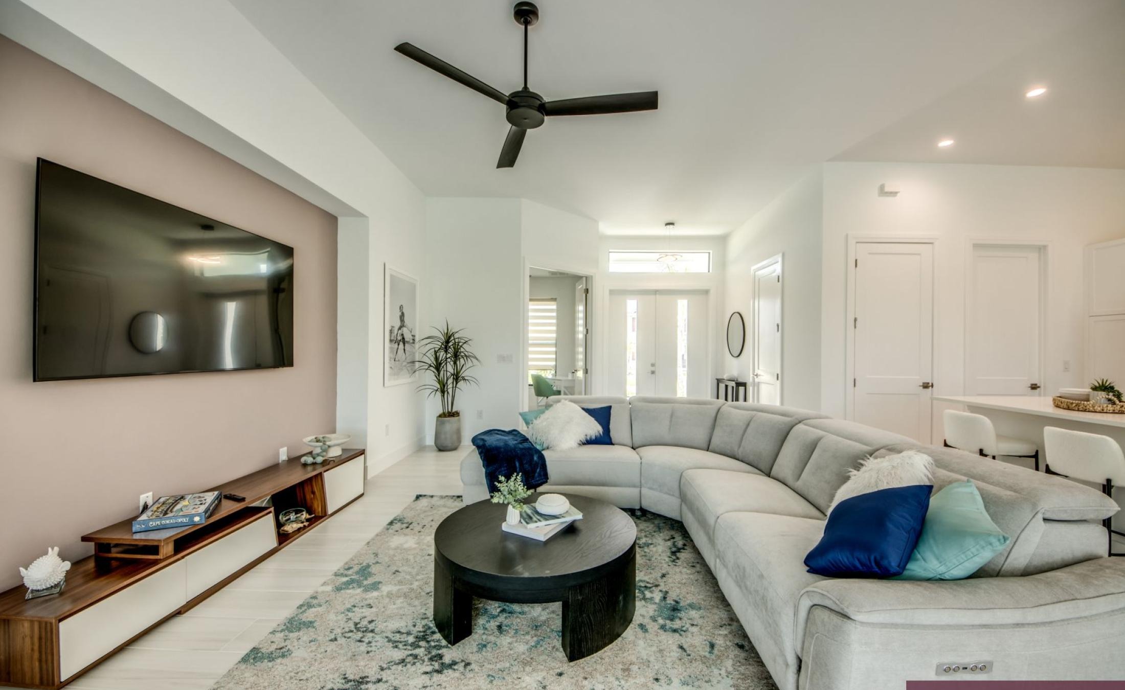 Südseitige Poolterrasse mit Blick auf den Frischwasserkanal.