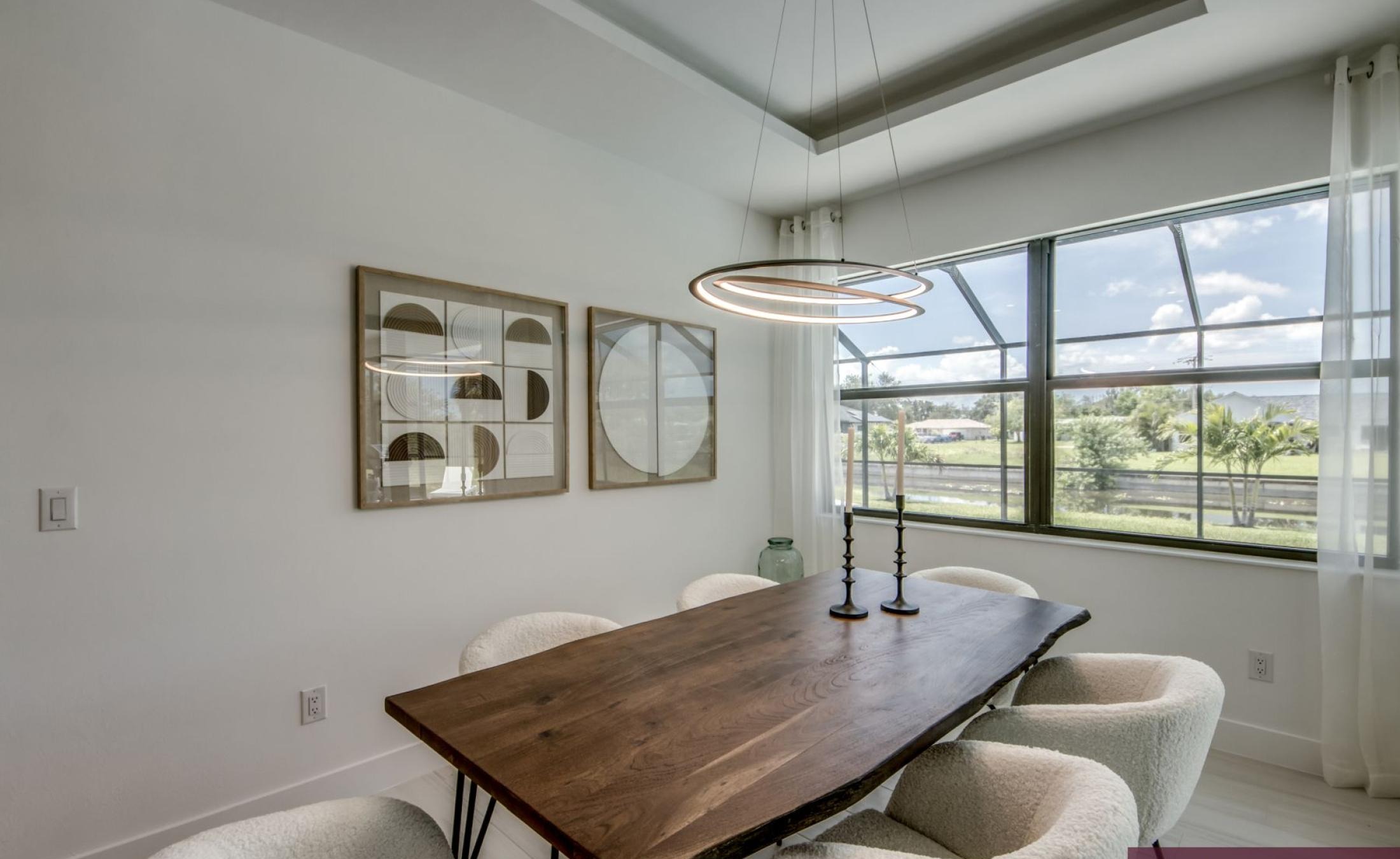 Südseitige Poolterrasse mit Blick auf den Frischwasserkanal.