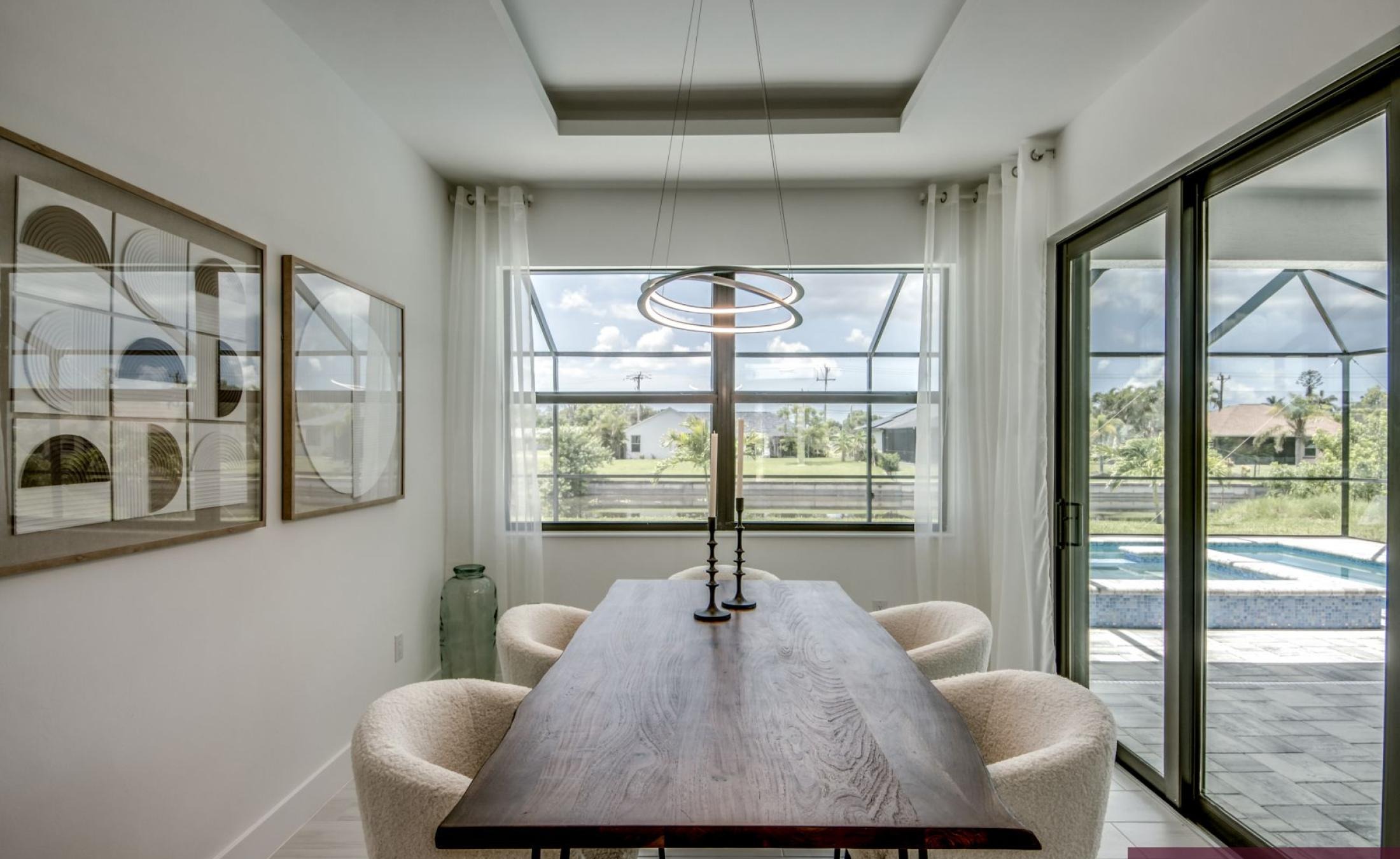 Südseitige Poolterrasse mit Blick auf den Frischwasserkanal.