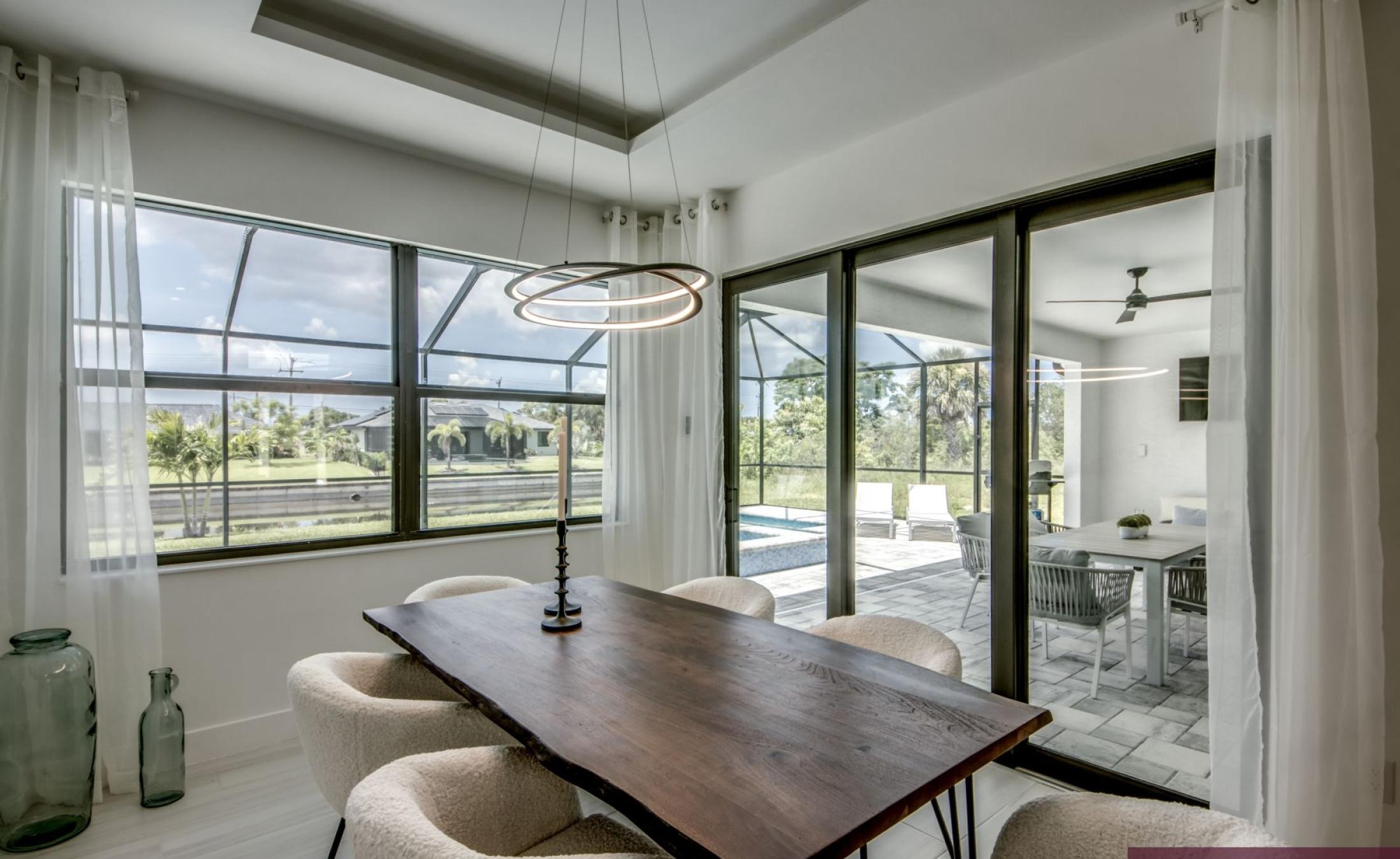 Sonnige Poolterrasse mit beheiztem Pool und Whirlpool am Frischwasserkanal.