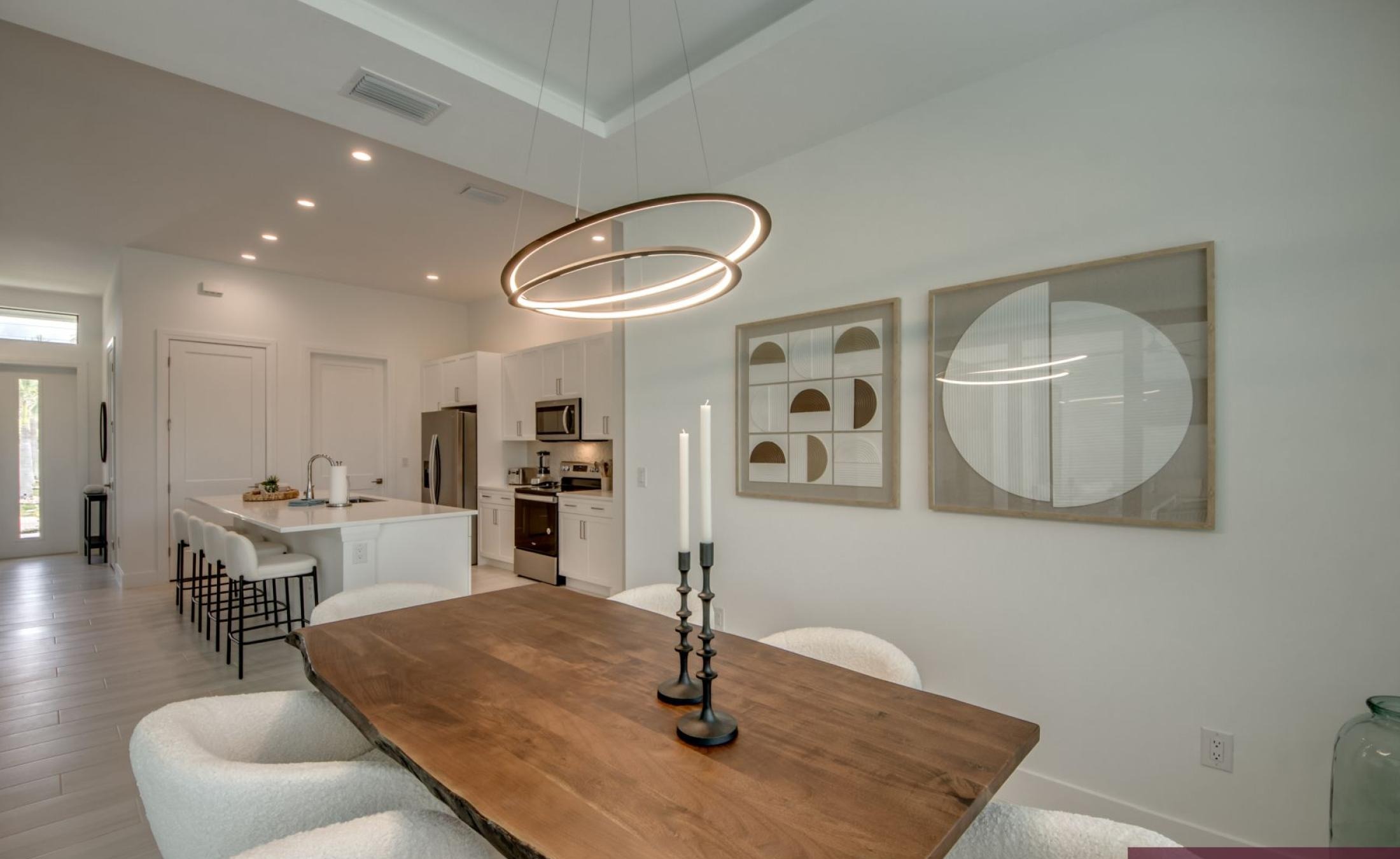 Sonnige Poolterrasse mit beheiztem Pool und Whirlpool am Frischwasserkanal.