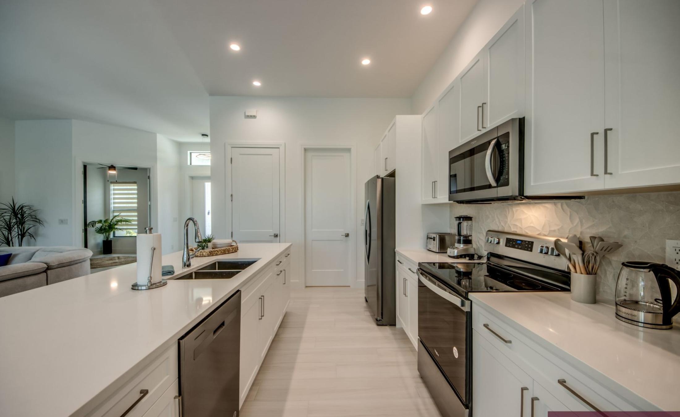 Sonnige Poolterrasse mit beheiztem Pool und Whirlpool am Frischwasserkanal.