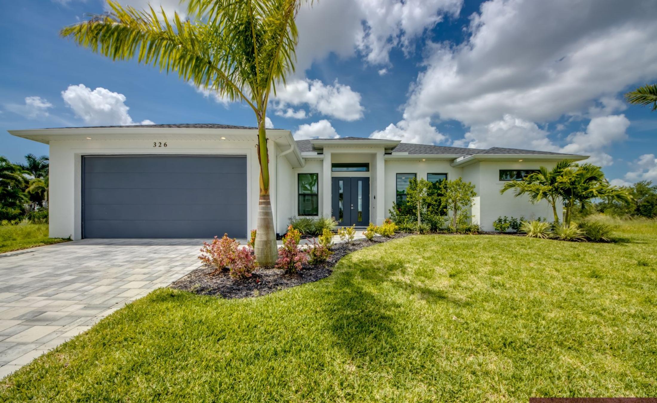 Südseitige Poolterrasse mit Blick auf den Frischwasserkanal.