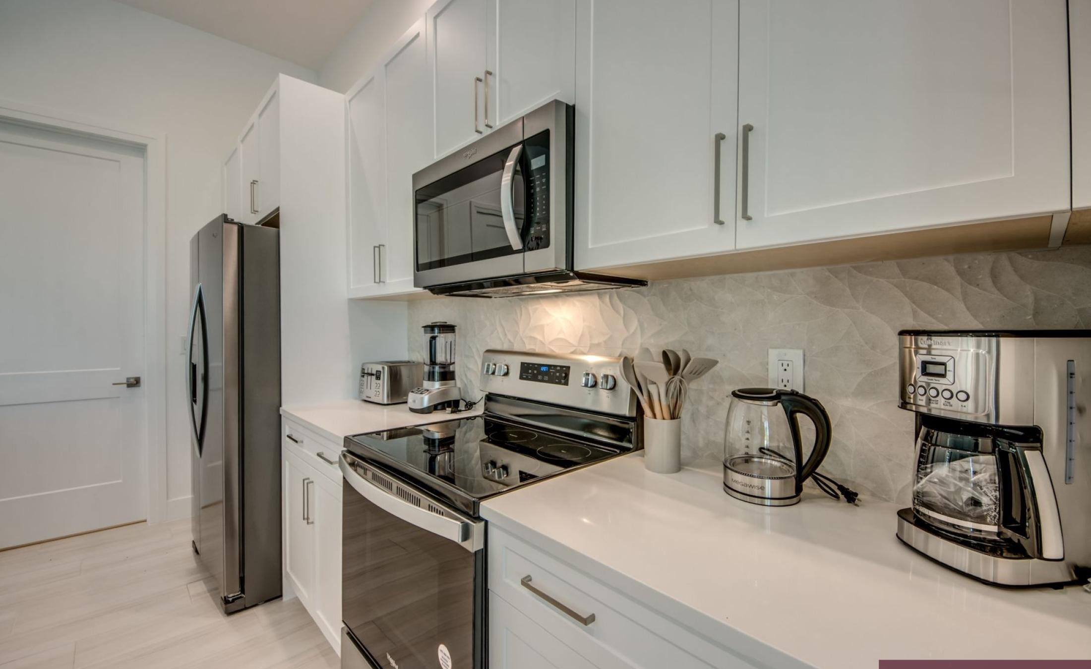 Sonnige Poolterrasse mit beheiztem Pool und Whirlpool am Frischwasserkanal.