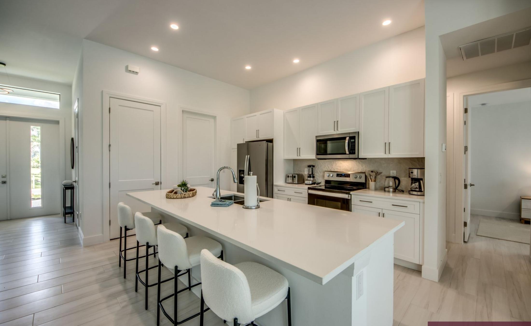 Südseitiger Poolbereich mit Blick auf den Frischwasserkanal.