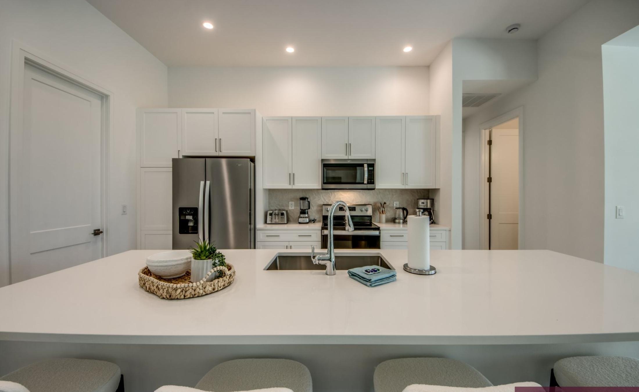 Sonnige Poolterrasse mit Blick auf den Frischwasserkanal.