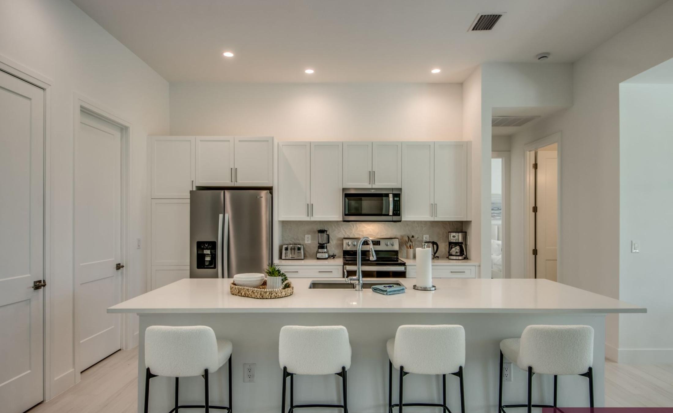 Sonnige Poolterrasse mit beheiztem Pool und Whirlpool am Frischwasserkanal.