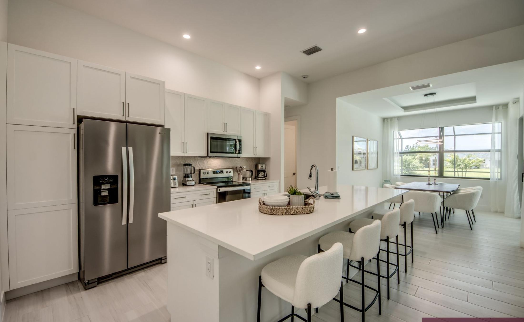 Südseitige Poolterrasse mit Blick auf den Frischwasserkanal.
