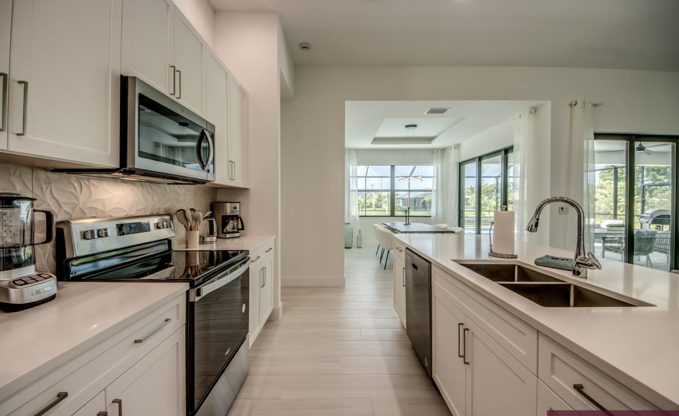 Südseitige Poolterrasse mit Blick auf den Frischwasserkanal.