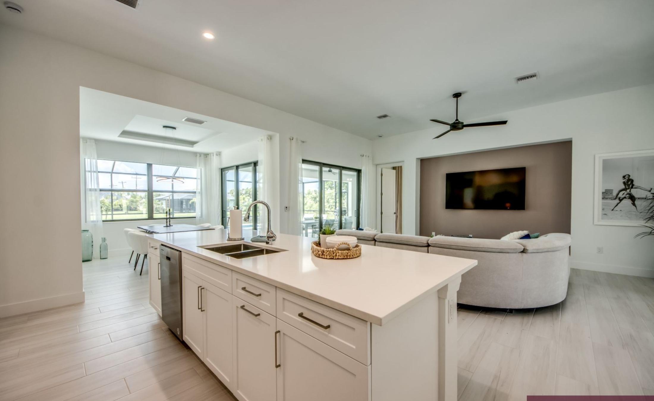 Südseitige Poolterrasse mit Blick auf den Frischwasserkanal.